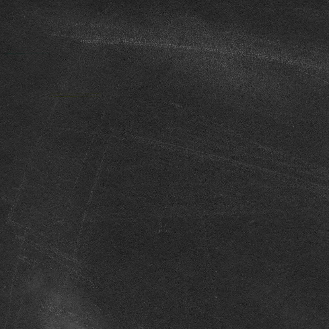 Chalkboard 桌布 壁紙 — 深色黑板表面的特寫，帶有微弱的白色粉筆污跡和擦掉的線條。