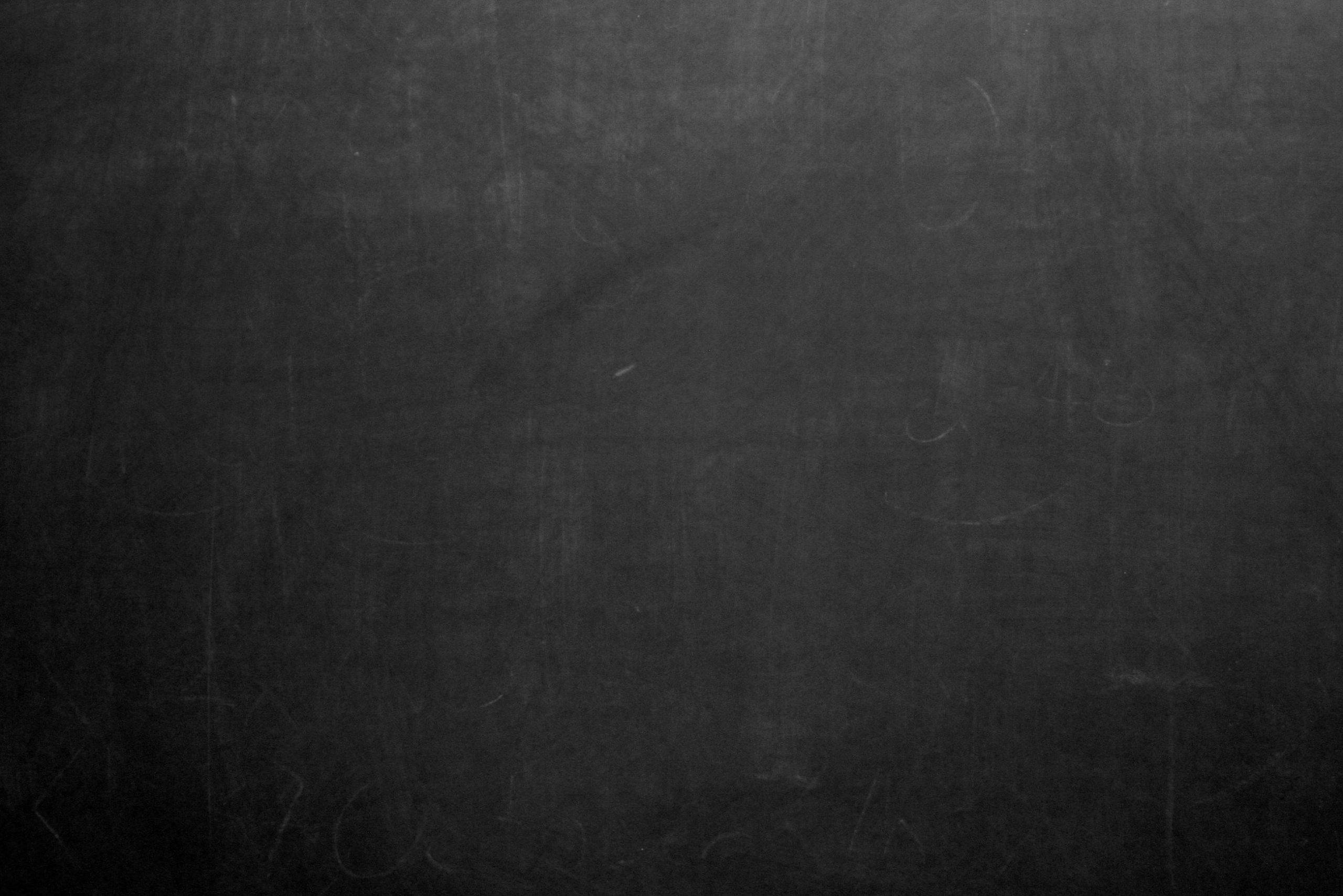 Chalkboard 桌布 壁紙 — 深色黑板表面的特寫，帶有模糊的擦除字跡和粉筆使用痕跡。