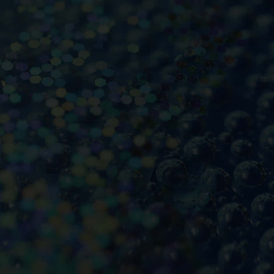 Iridescent 桌布 壁紙 — 深藍、綠、紫色調的模糊六邊形散景燈光和圓形氣泡的深色抽象壁紙。
