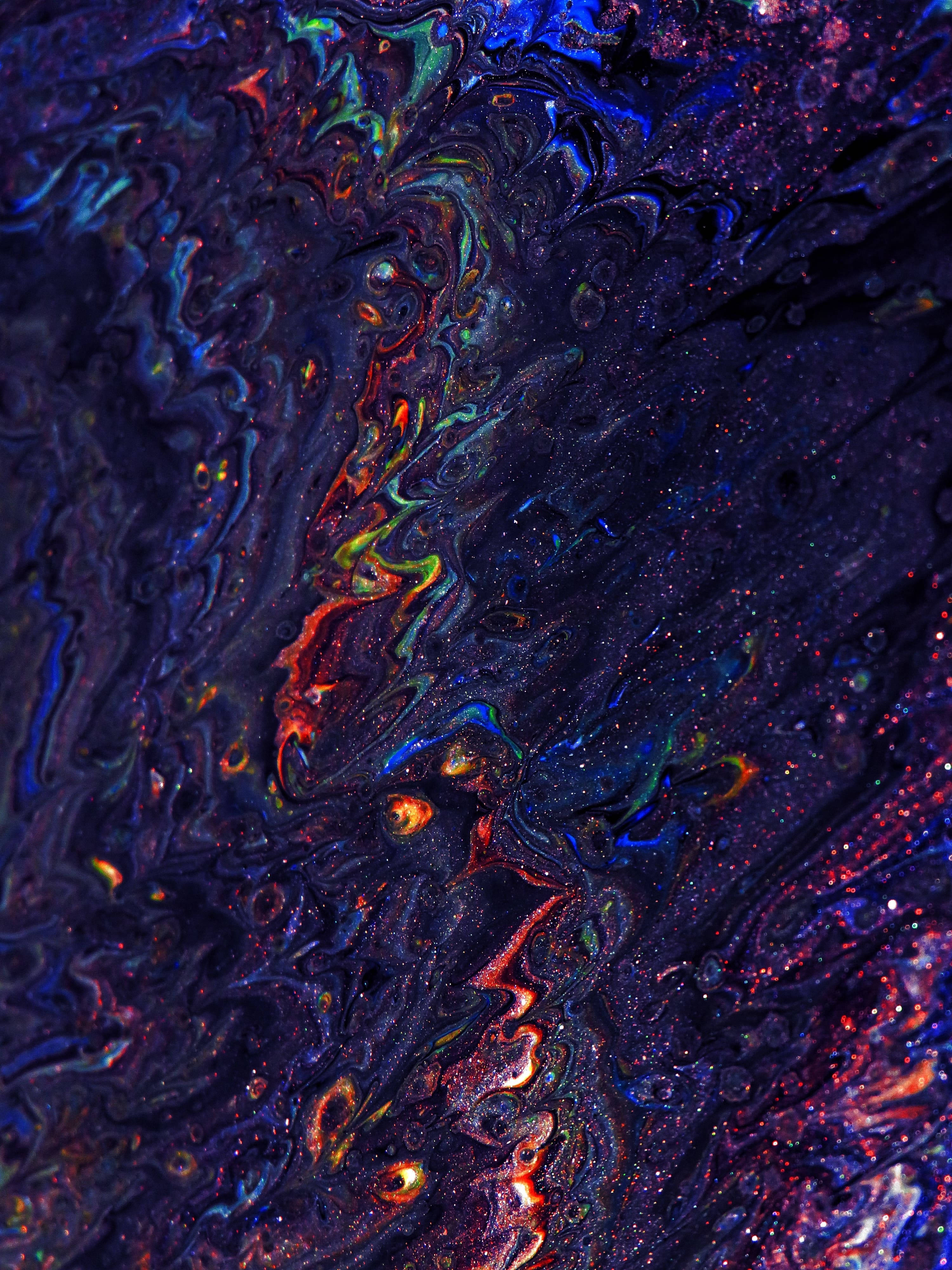 閃爍 桌布 壁紙 — 深藍紫色與火熱橙色的鮮豔宇宙漩渦，在閃爍的黑暗背景上發光。