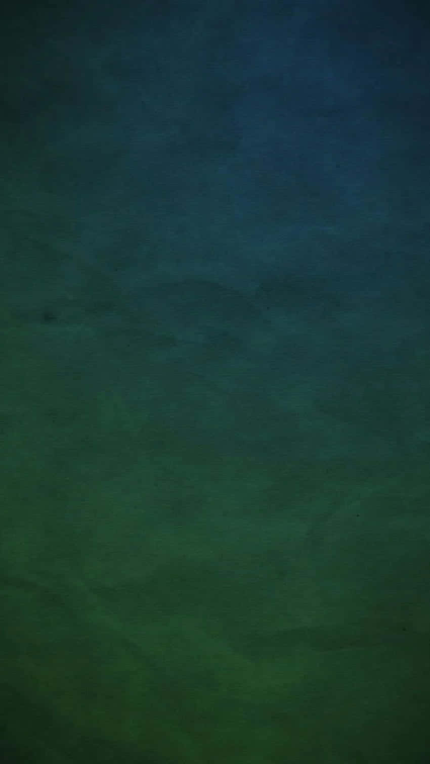 Olive Green iPhone 桌布 壁紙 — 深藍綠色和森林綠色的漸變，帶有類似舊紙或水彩畫的細微紋理。