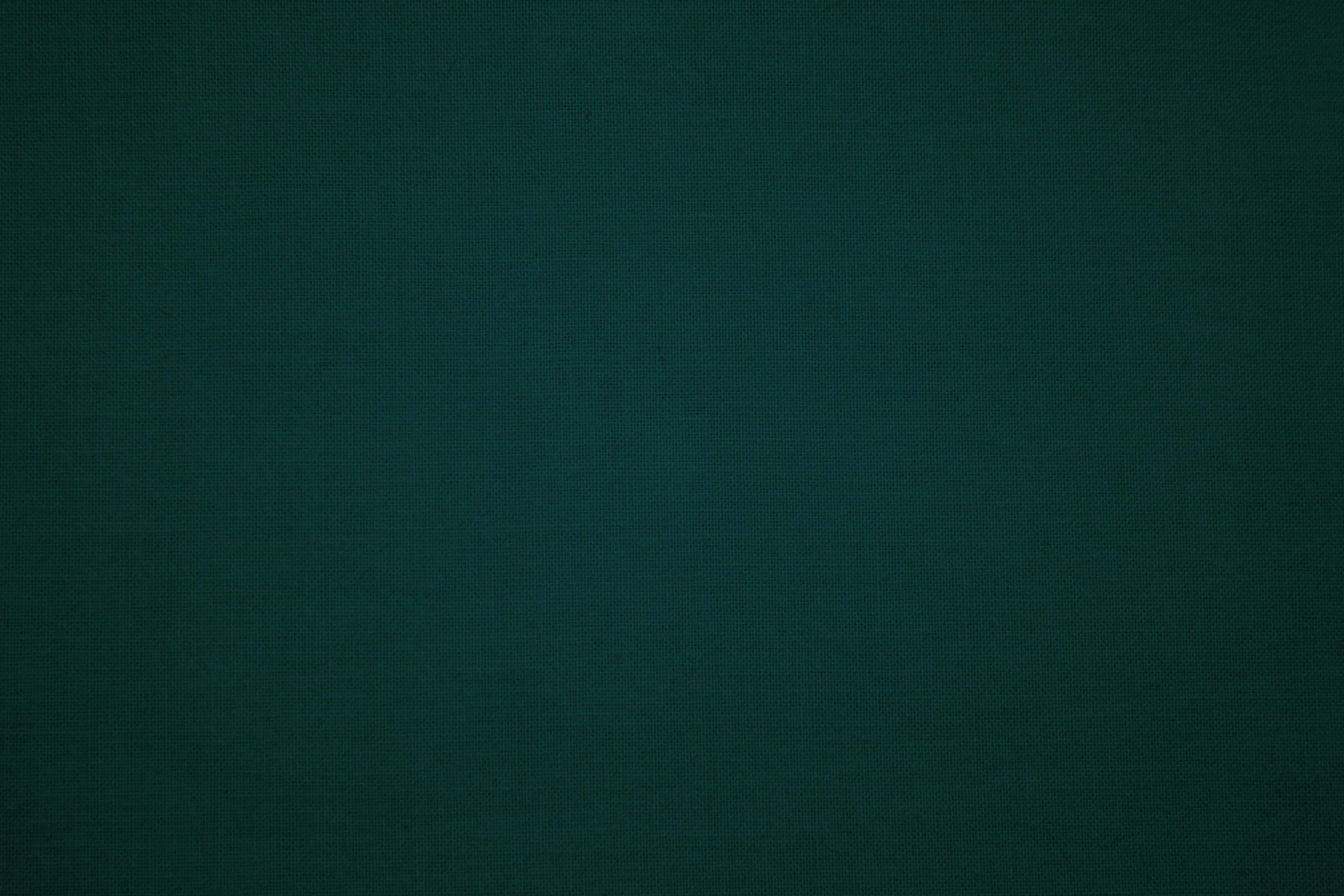 Dark Teal 桌布 壁紙 — 深藍綠色布料特寫，帶有細膩的編織紋理和柔和漸變燈光。