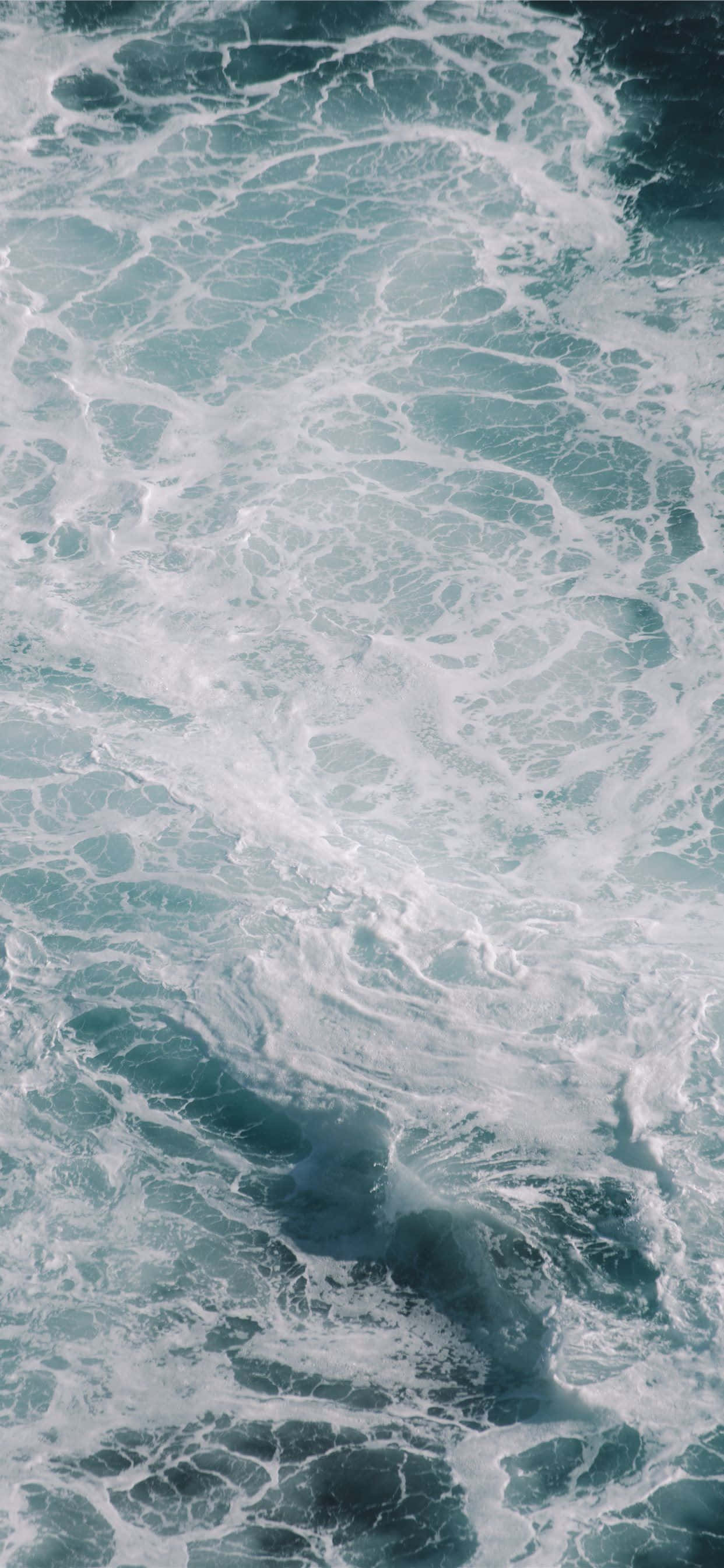 waves 桌布 壁紙 — 深藍綠色海水上翻騰的海洋波浪與旋轉的白色泡沫的鳥瞰圖。