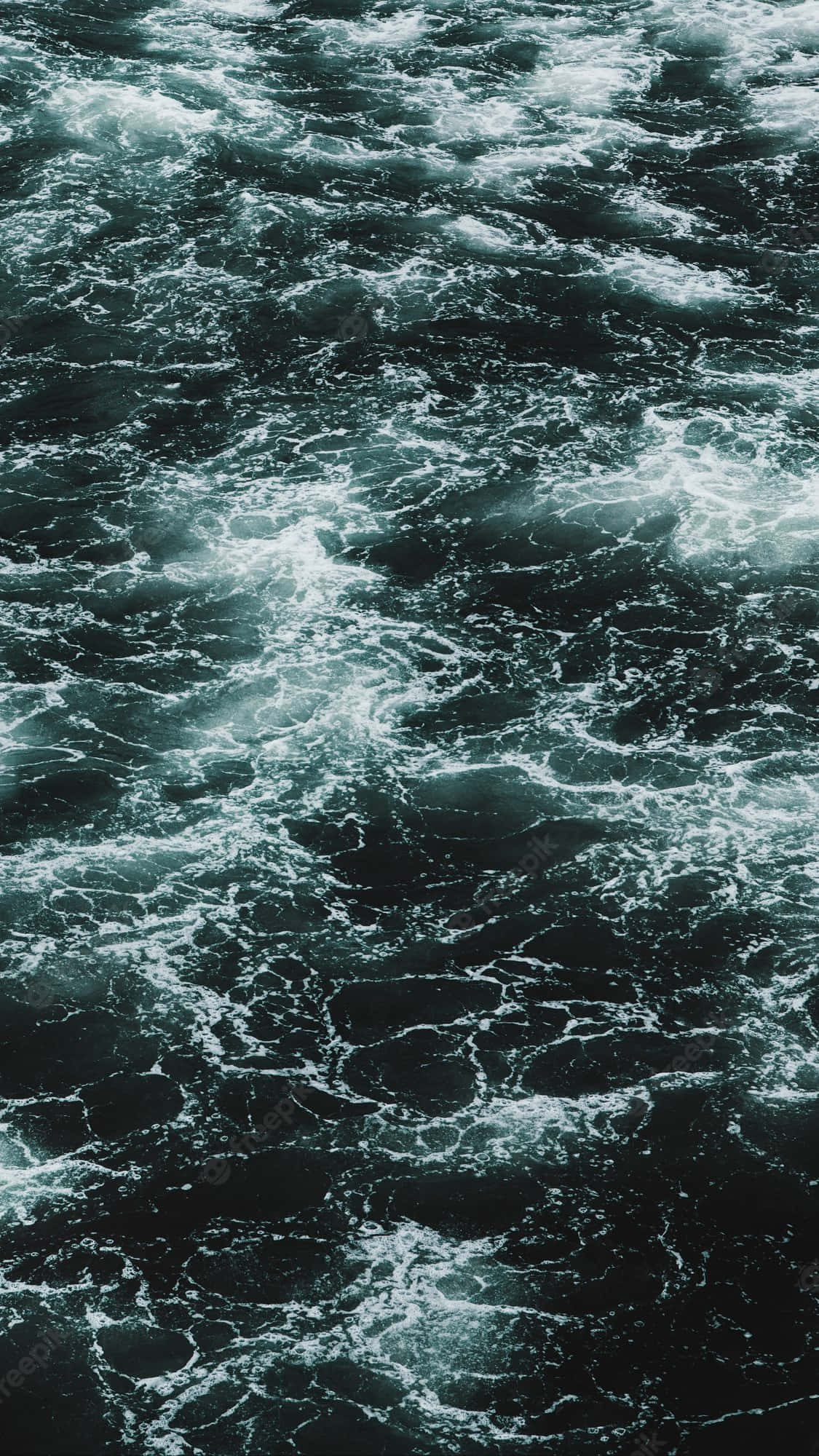 Ocean Aesthetic Phone 桌布 壁紙 — 深藍綠色海浪翻騰，帶有白色泡沫浪花，呈現動盪、紋理豐富的特寫。