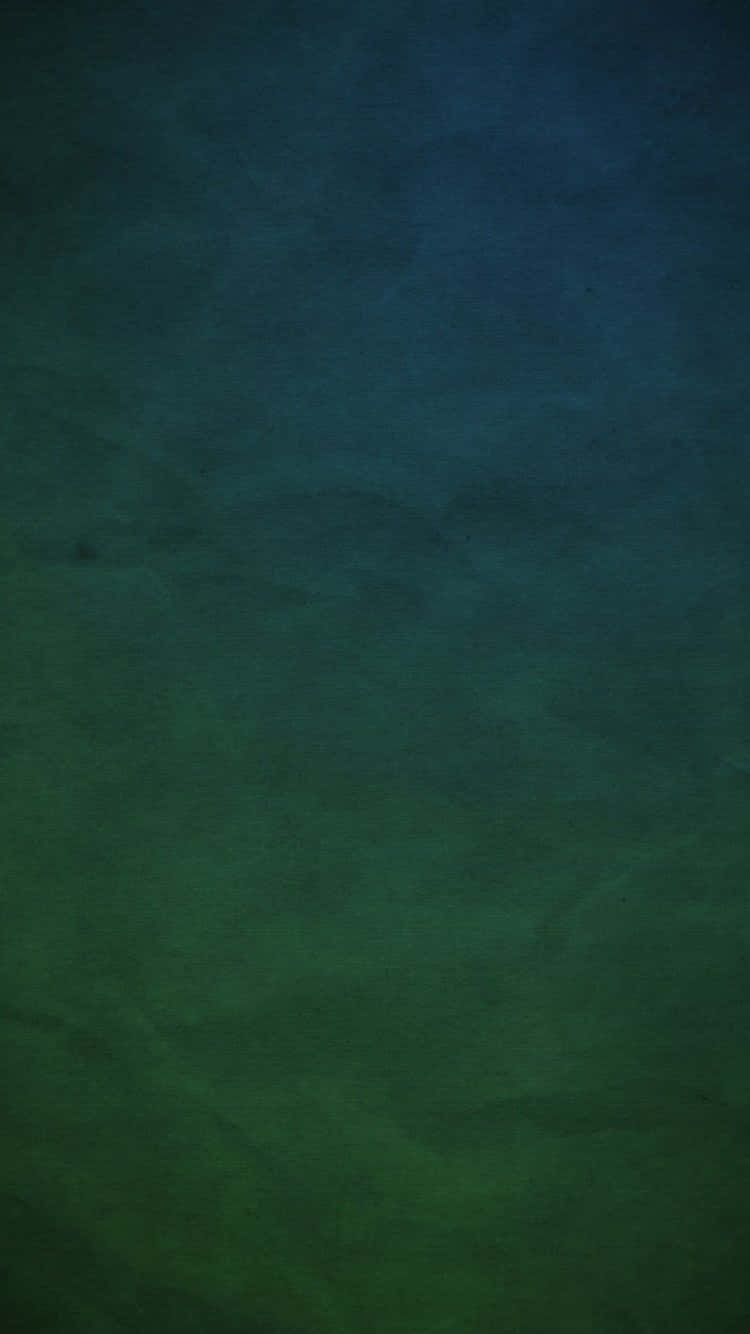 Dark Green Grunge 桌布 壁紙 — 深藍綠色與森林綠色的紋理漸變，帶有微妙的斑駁圖案，類似於舊羊皮紙或抽象水彩渲染。