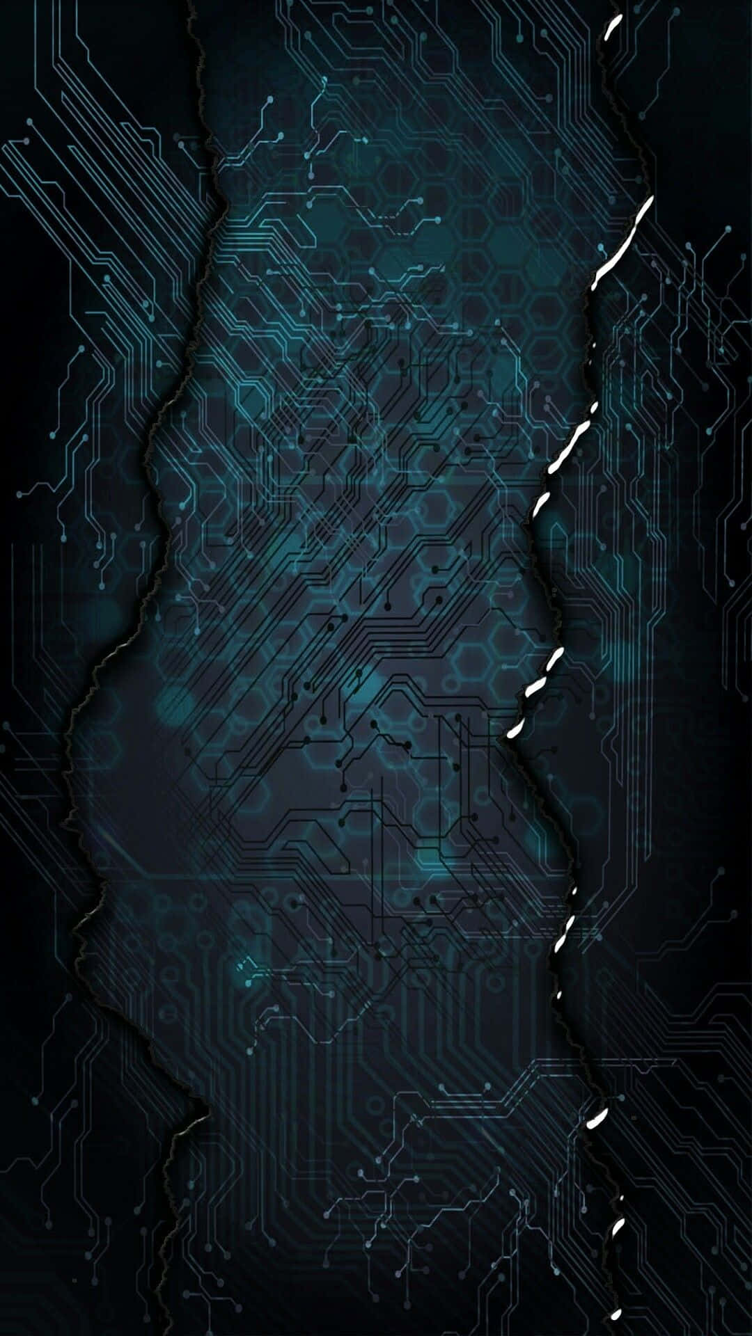 Dark Teal 桌布 壁紙 — 深藍綠色電路板圖案，帶有發光線條和六邊形，被鋸齒狀裂縫分開，露出黑色虛空。