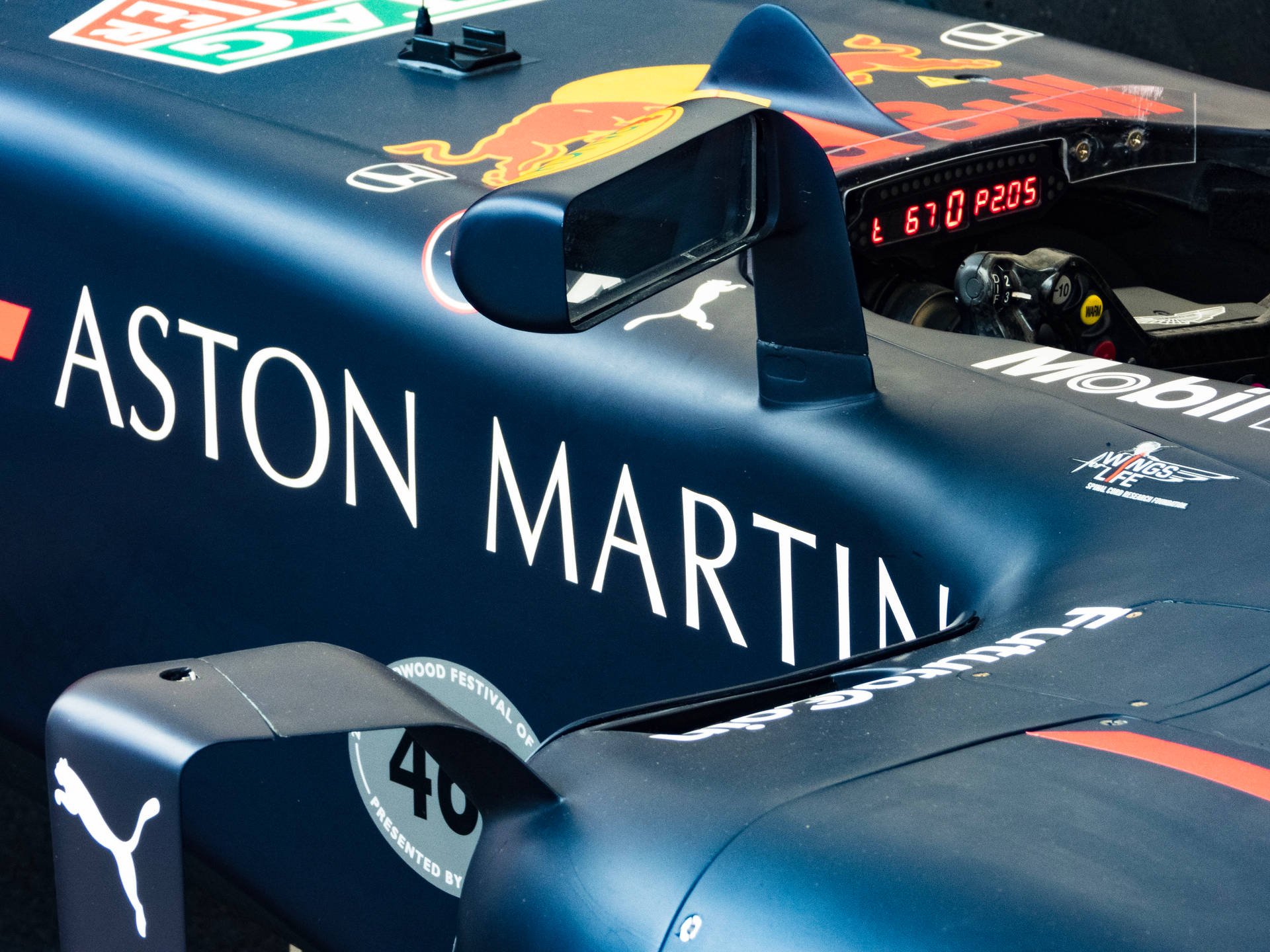 藍色 Aston Martin F1 賽車的特寫，帶有 Red Bull 和 Puma 標誌。 — 紅牛F1 壁紙