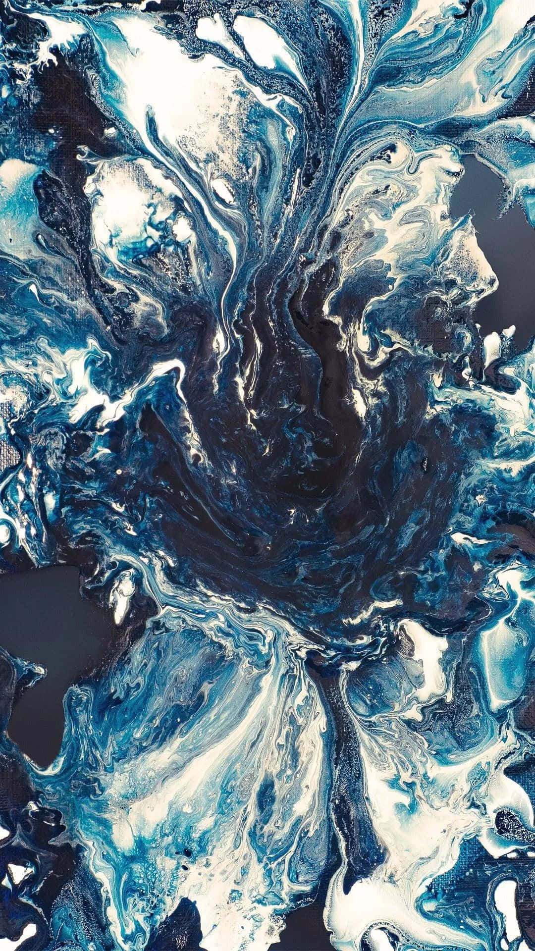 Marble Phone 桌布 壁紙 — 深藍色、白色和黑色顏料的動態漩渦，以流暢的動作創造出宇宙般的抽象爆炸。