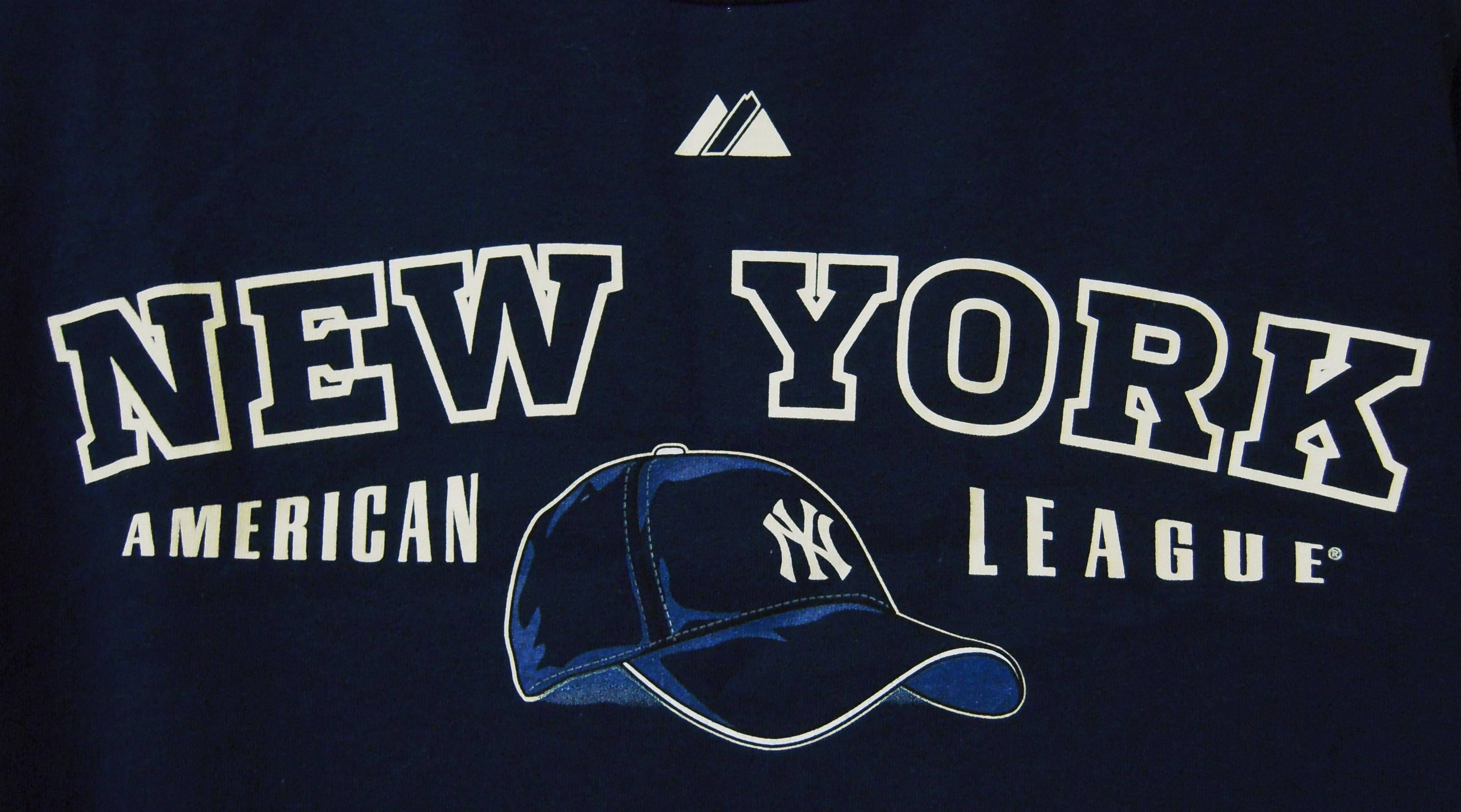 New 桌布 壁紙 — 深藍色T恤特寫，帶有粗體白色「NEW YORK AMERICAN LEAGUE」文字和洋基隊帽圖案。