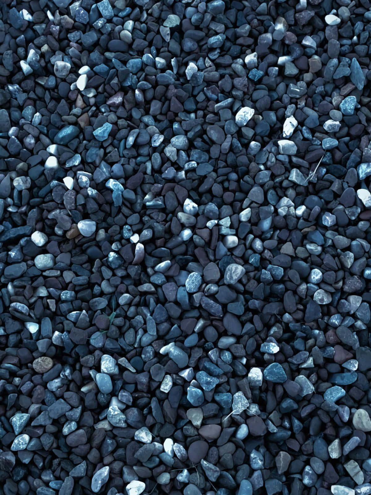 1200x1600 桌布 壁紙 — 深藍色和灰色鵝卵石的近距離特寫，帶有白色亮點，營造出紋理自然的表面。