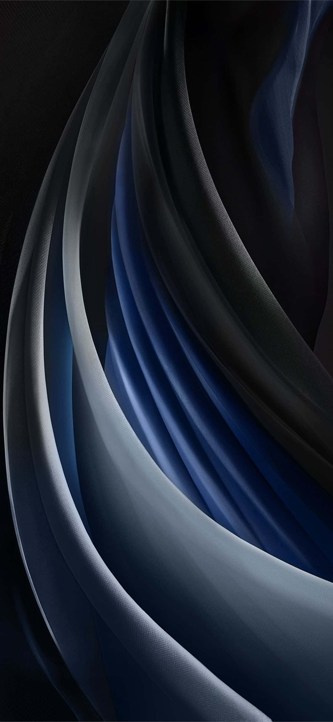 Blue And Silver 桌布 壁紙 — 深藍色和炭灰色的時尚抽象波浪在黑色背景上動態流動。