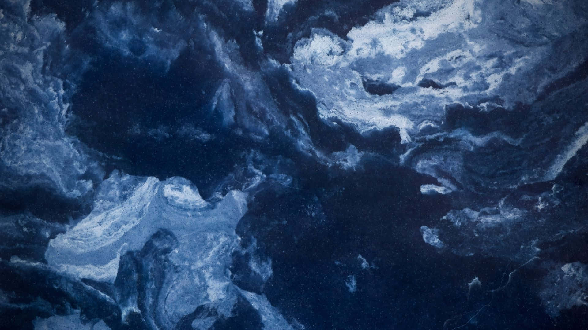 1920x1080 Marble 桌布 壁紙 — 深藍色和白色的漩渦抽象圖案，類似洶湧的海浪或宇宙星雲。