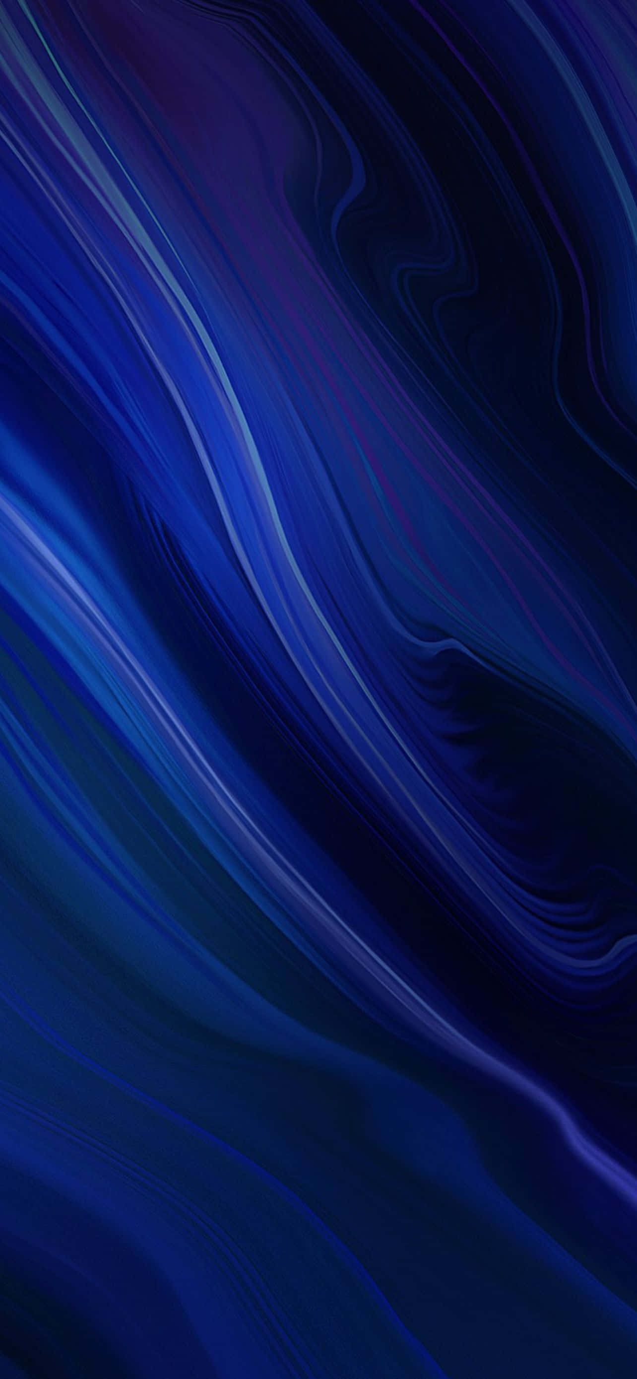 Blue iPhone 桌布 壁紙 — 深藍色和紫色的動態漩渦在螢幕上營造出迷人的抽象流體運動。