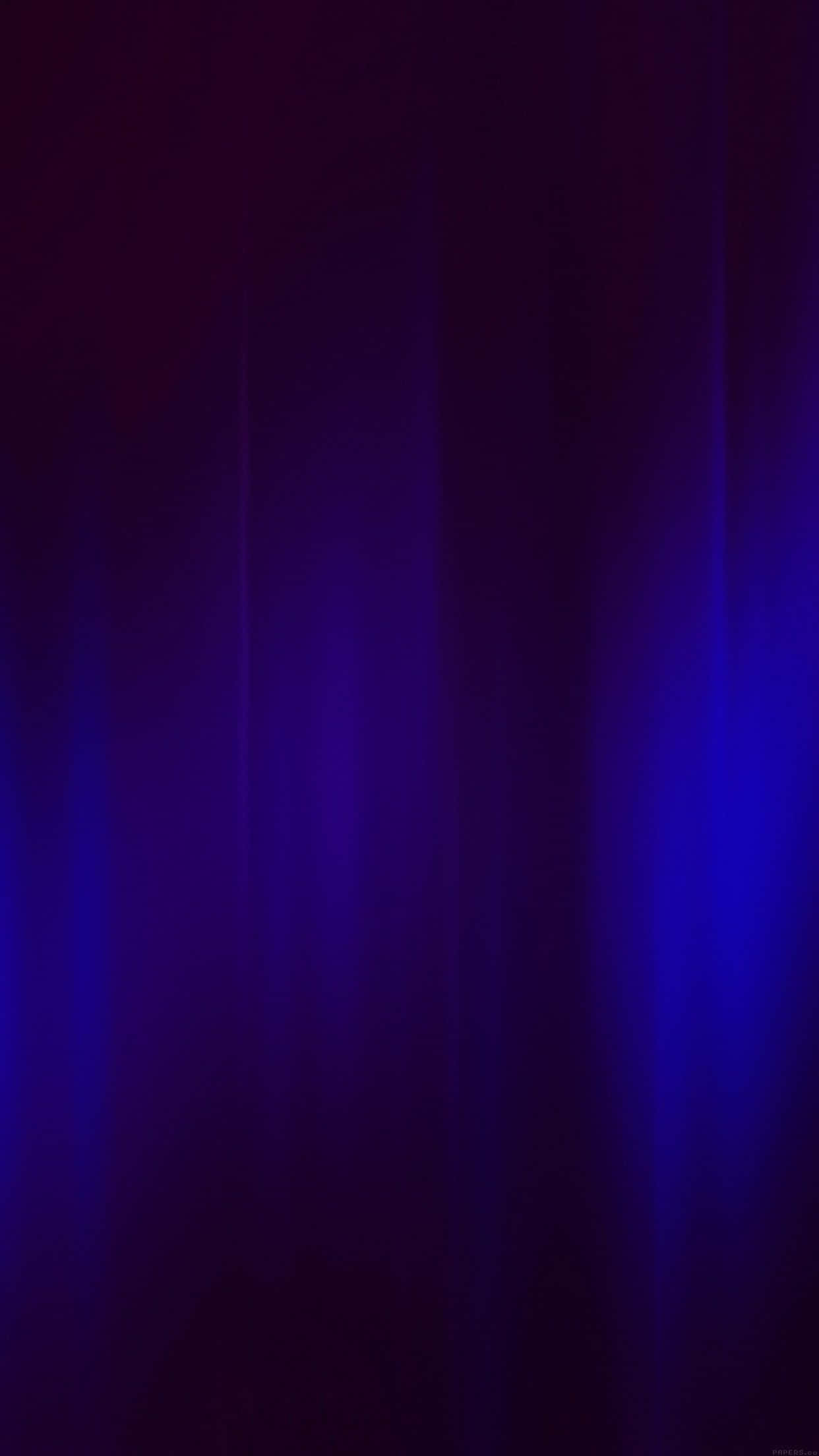 Black And Blue iPhone 桌布 壁紙 — 深藍色和紫色的垂直光線條穿過深色漸變背景向上輻射。