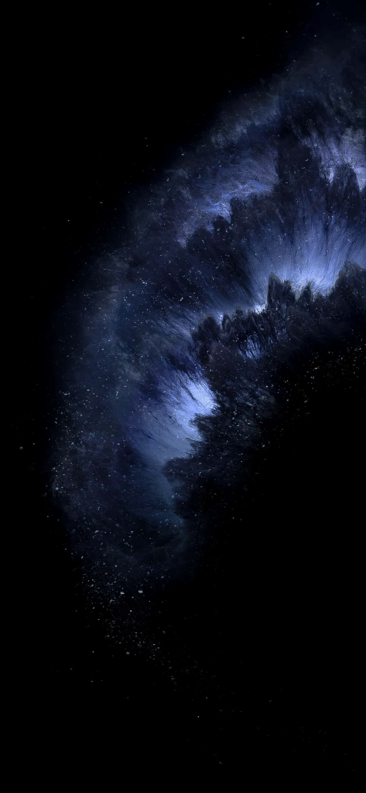 iPhone 桌布 壁紙 — 深藍色和紫色的漩渦宇宙星雲在浩瀚太空的星場中發光。