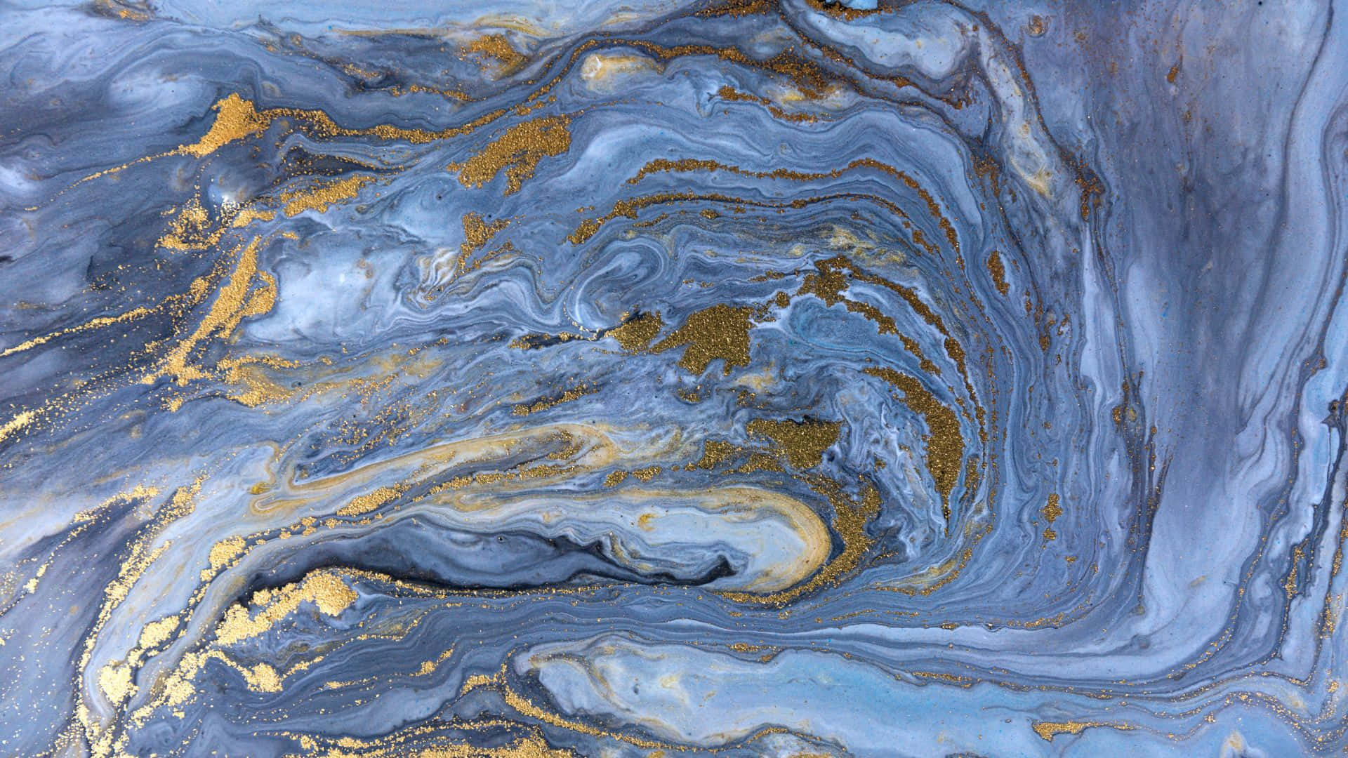 Blue Marble 桌布 壁紙 — 深藍色和金色金屬漆的漩渦抽象圖案營造出奢華的流體設計。