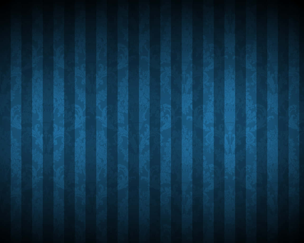 Dark Blue Pattern 桌布 壁紙 — 深藍色垂直條紋壁紙，帶有細緻的大馬士革圖案和漸變效果。
