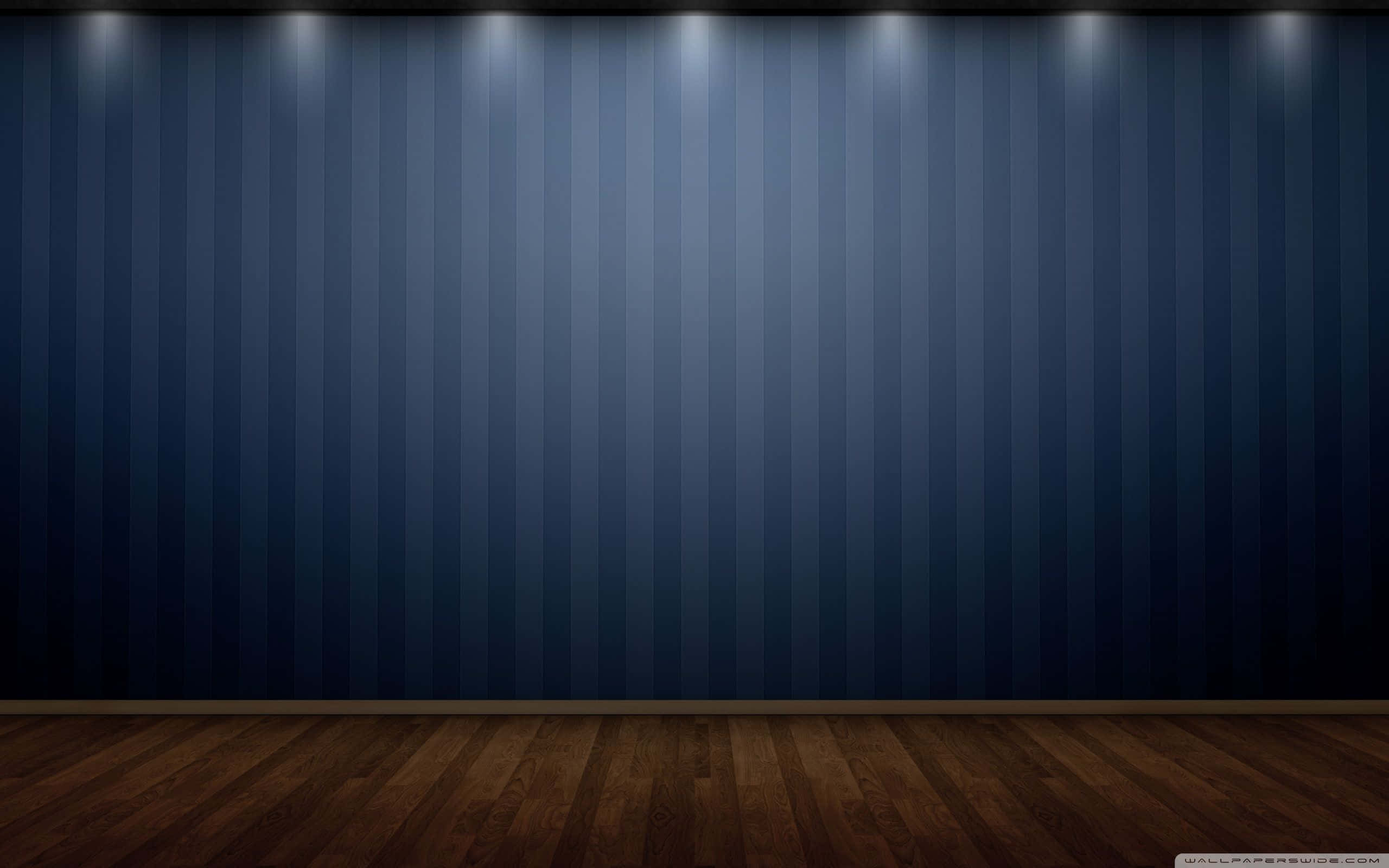 Empty Room 桌布 壁紙 — 深藍色垂直條紋壁紙牆壁，由木地板上方的聚光燈照亮。