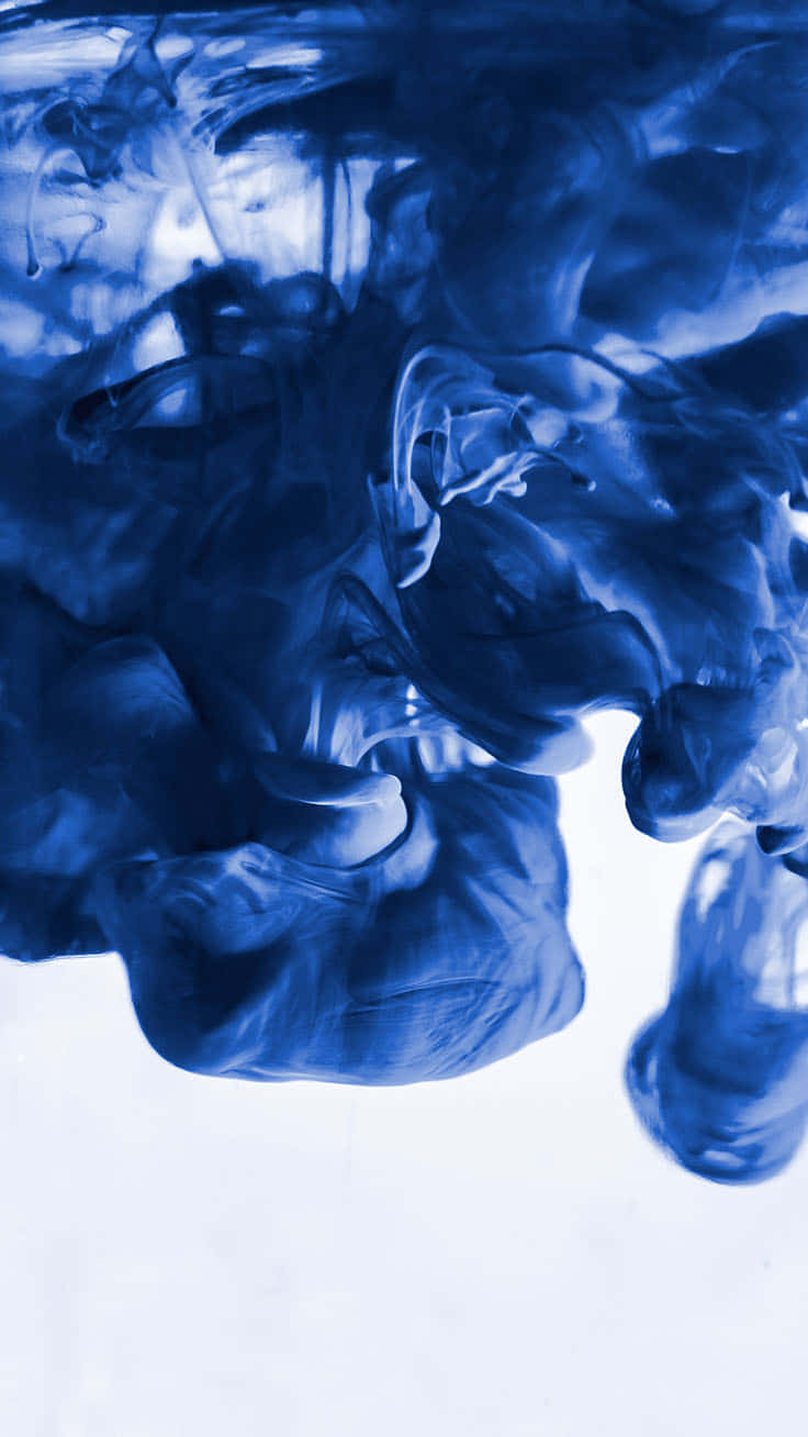 Blue iPhone Xr 桌布 壁紙 — 深藍色墨水在明亮的白色背景上戲劇性地旋轉，呈現迷人的流體運動。