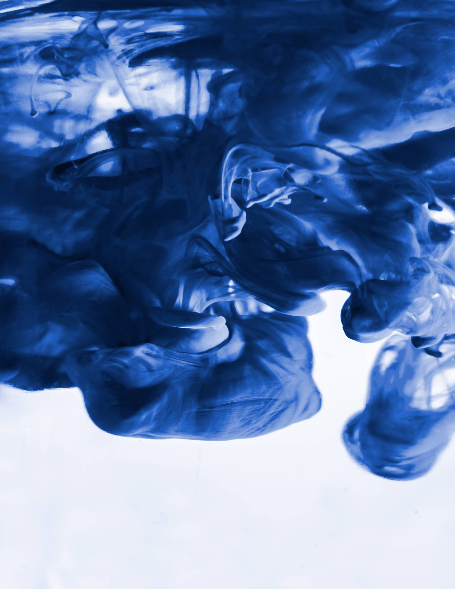 藍色墨水在水中溶解，形成漩渦圖案 — Pop Smoke GIF 壁紙