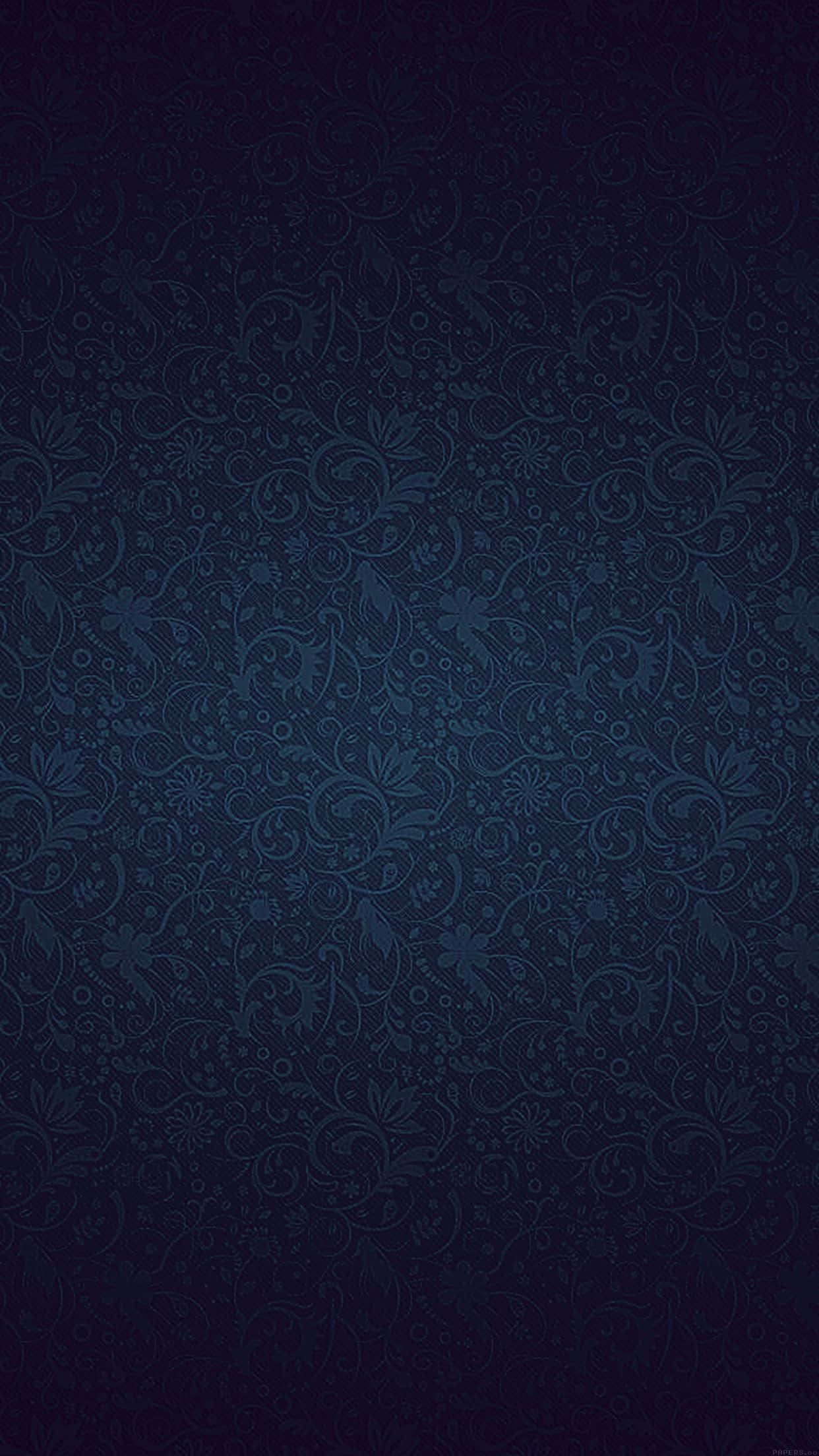 Dark Blue Pattern 桌布 壁紙 — 深藍色壁紙，帶有微妙的花卉和藤蔓圖案，逐漸融入更深的陰影中。