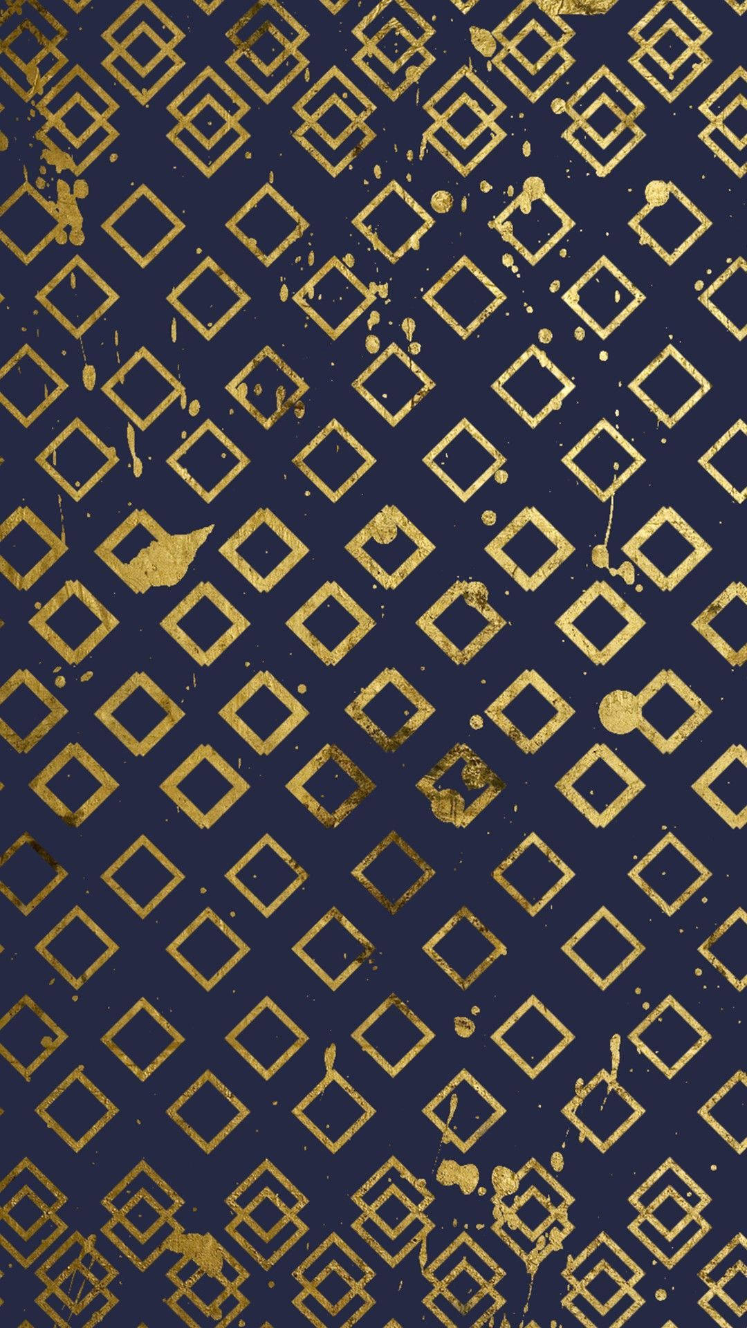 Navy Blue iPhone 桌布 壁紙 — 深藍色壁紙，帶有重複的金色菱形圖案，並以紋理濺點作點綴。