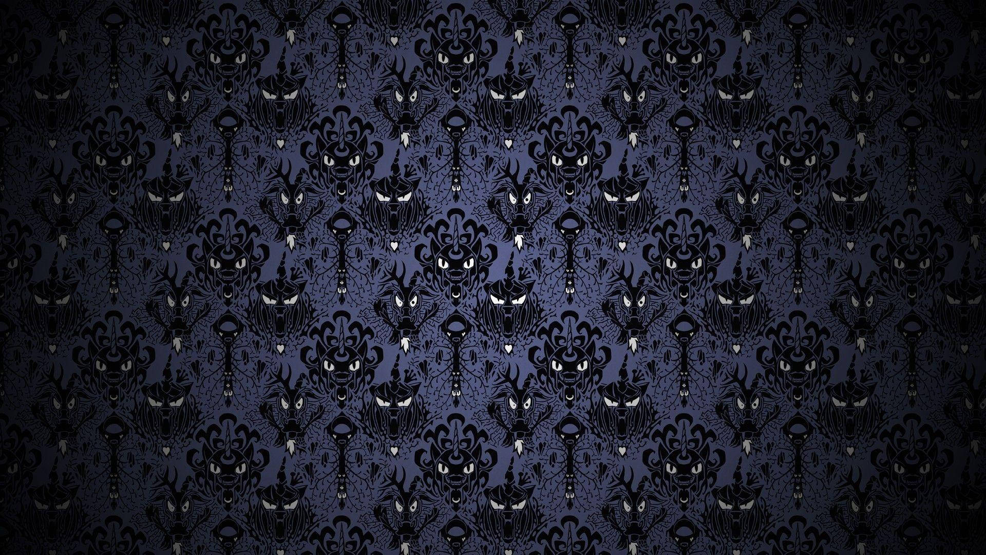Haunted House Halloween 桌布 壁紙 — 深藍色壁紙，重複黑色華麗面具圖案，帶有發光的白色眼睛。