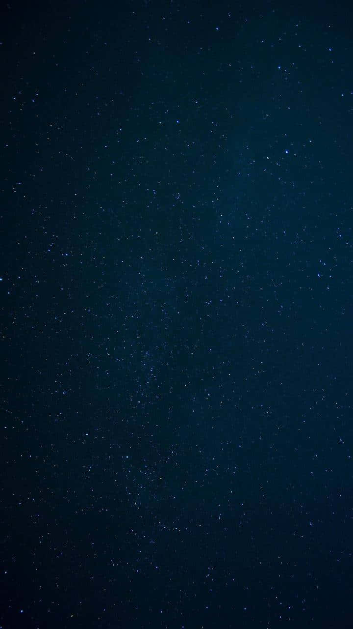 Galaxy Stars 桌布 壁紙 — 深藍色夜空，佈滿無數閃爍的星星，營造出寧靜的宇宙廣袤。
