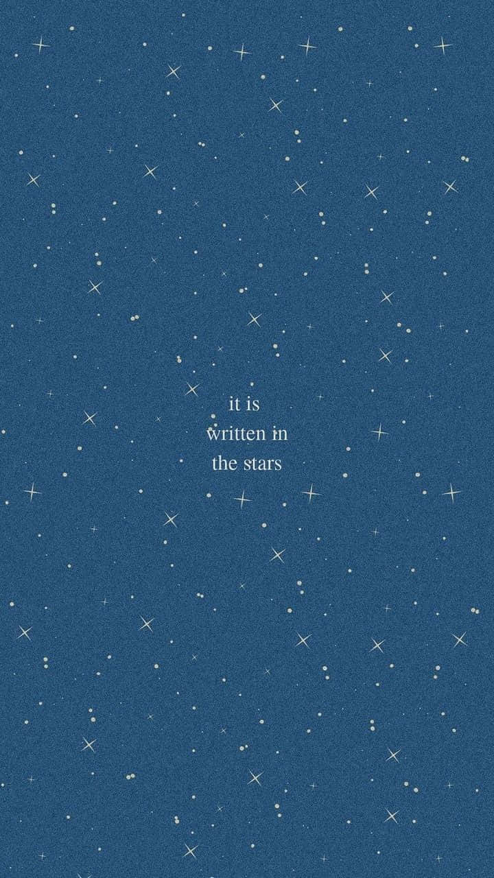 桌布 壁紙 — 深藍色夜空，佈滿閃爍星星，白色字句 it is written in the stars 置中。