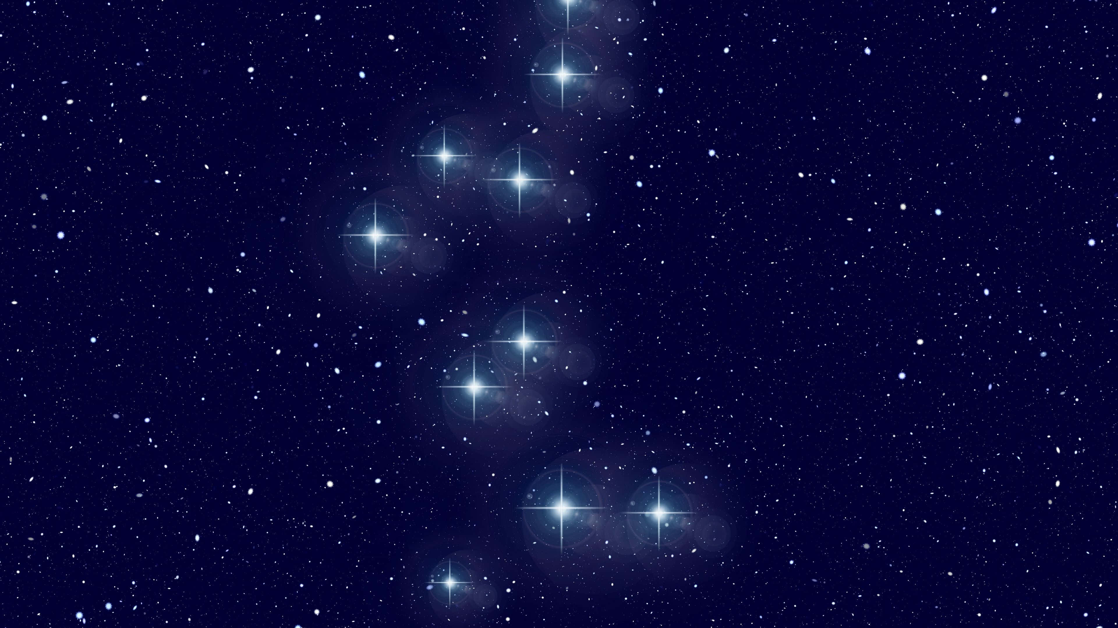 Starry Sky 桌布 壁紙 — 深藍色夜空，佈滿閃爍星星和一個帶有柔和光暈的顯著星團。