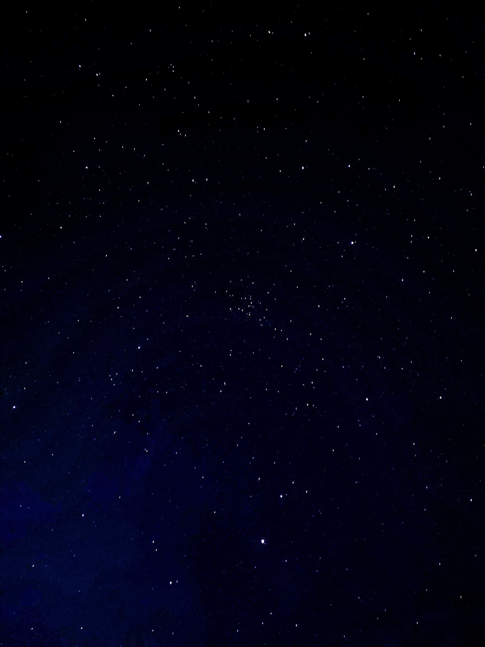 Blue Star 桌布 壁紙 — 深藍色夜空，充滿無數閃爍星星和微妙的宇宙雲層。
