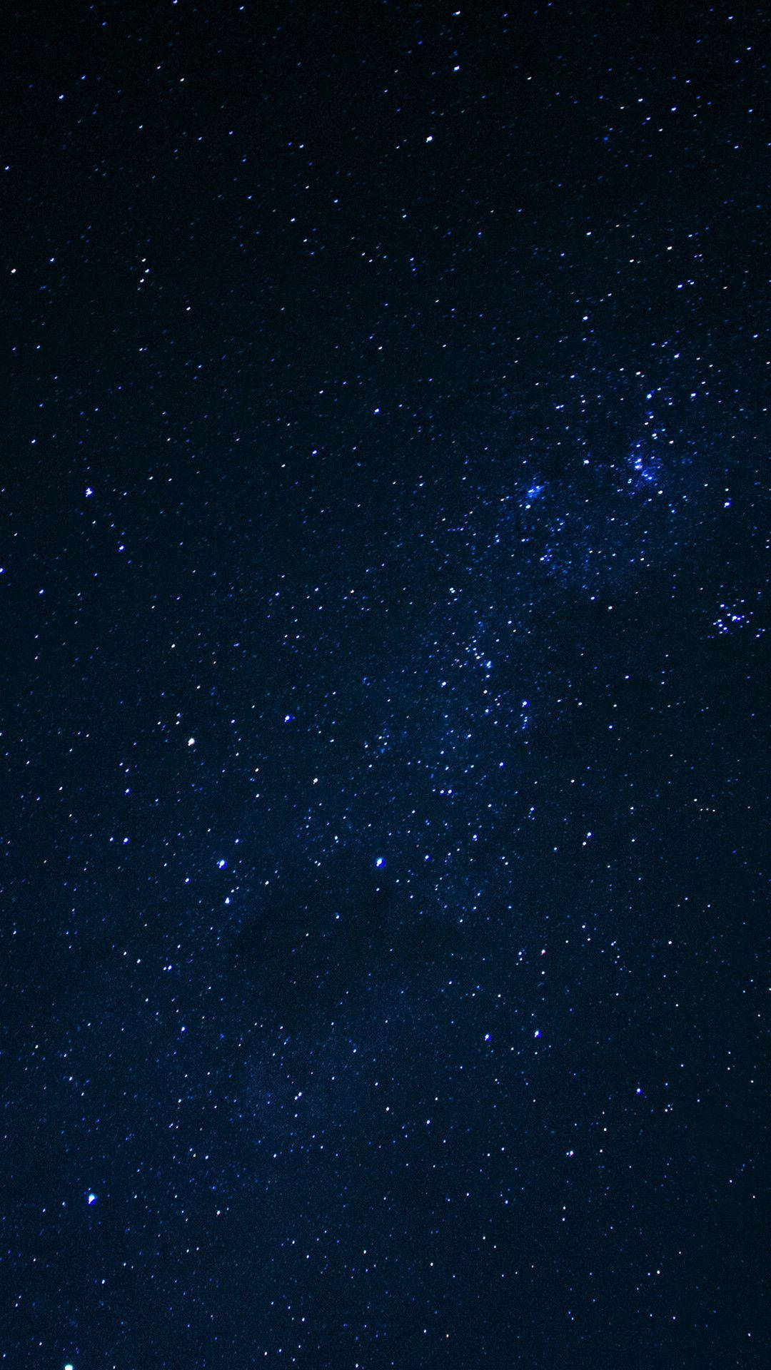 夜空 桌布 壁紙 — 深藍色夜空，充滿無數閃爍星星和發光星雲。