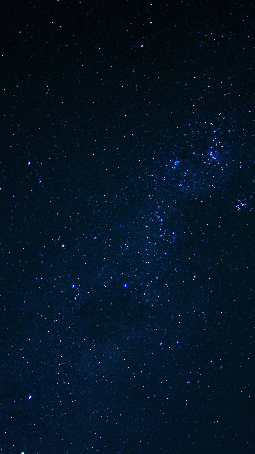 Dark Phone 桌布 壁紙 — 深藍色夜空，充滿無數閃爍星星和銀河系的發光帶。