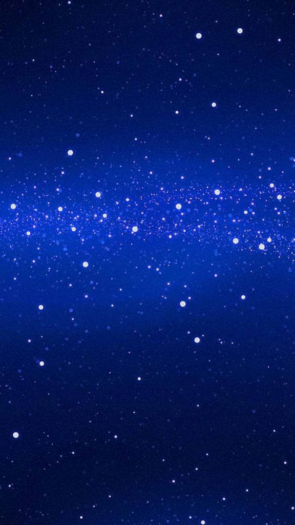 blue space phone 桌布 壁紙 — 深藍色夜空佈滿閃爍星星，中央有一條發光的星雲狀帶。