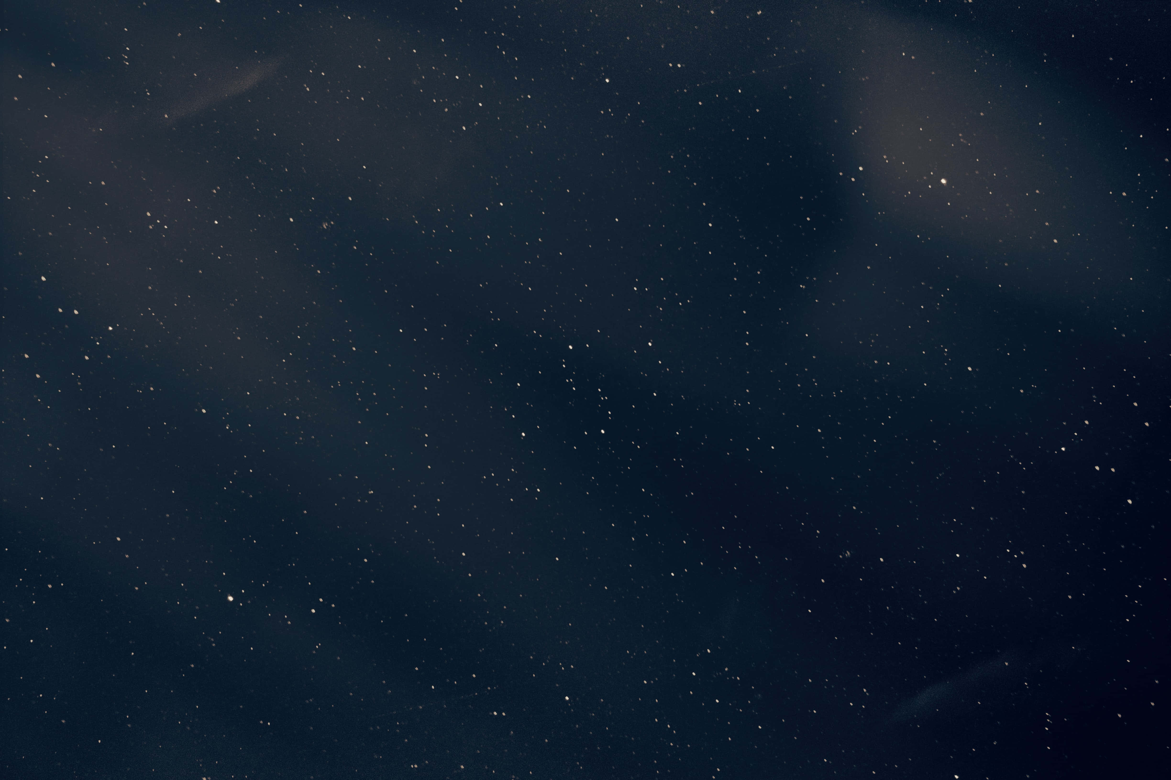 Black Gradient 桌布 壁紙 — 深藍色夜空點綴著無數閃爍的星星和飄過天際的縷縷雲彩。