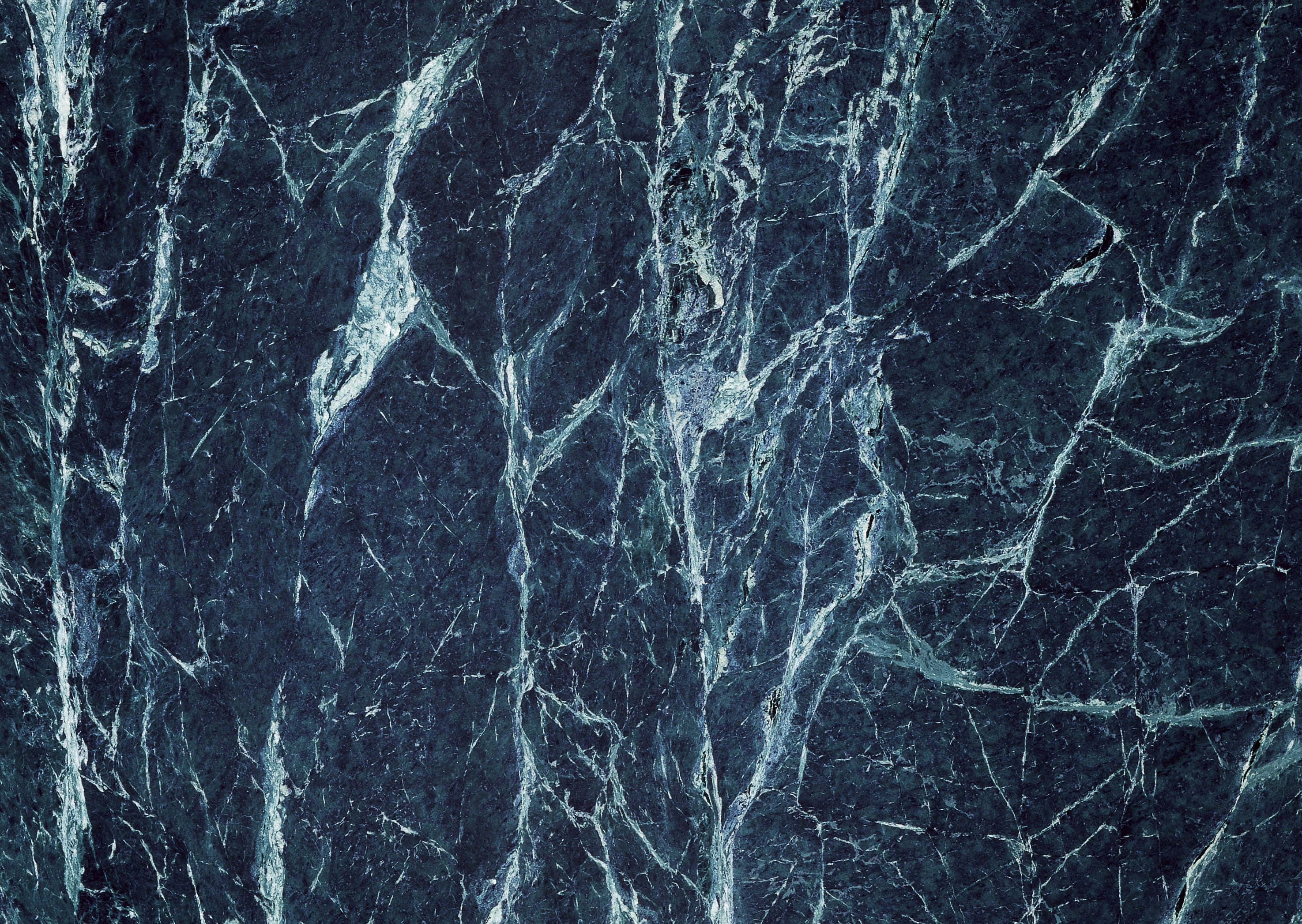 Blue Marble 桌布 壁紙 — 深藍色大理石帶有複雜的白色紋理，營造出奢華精緻的天然石材質感。