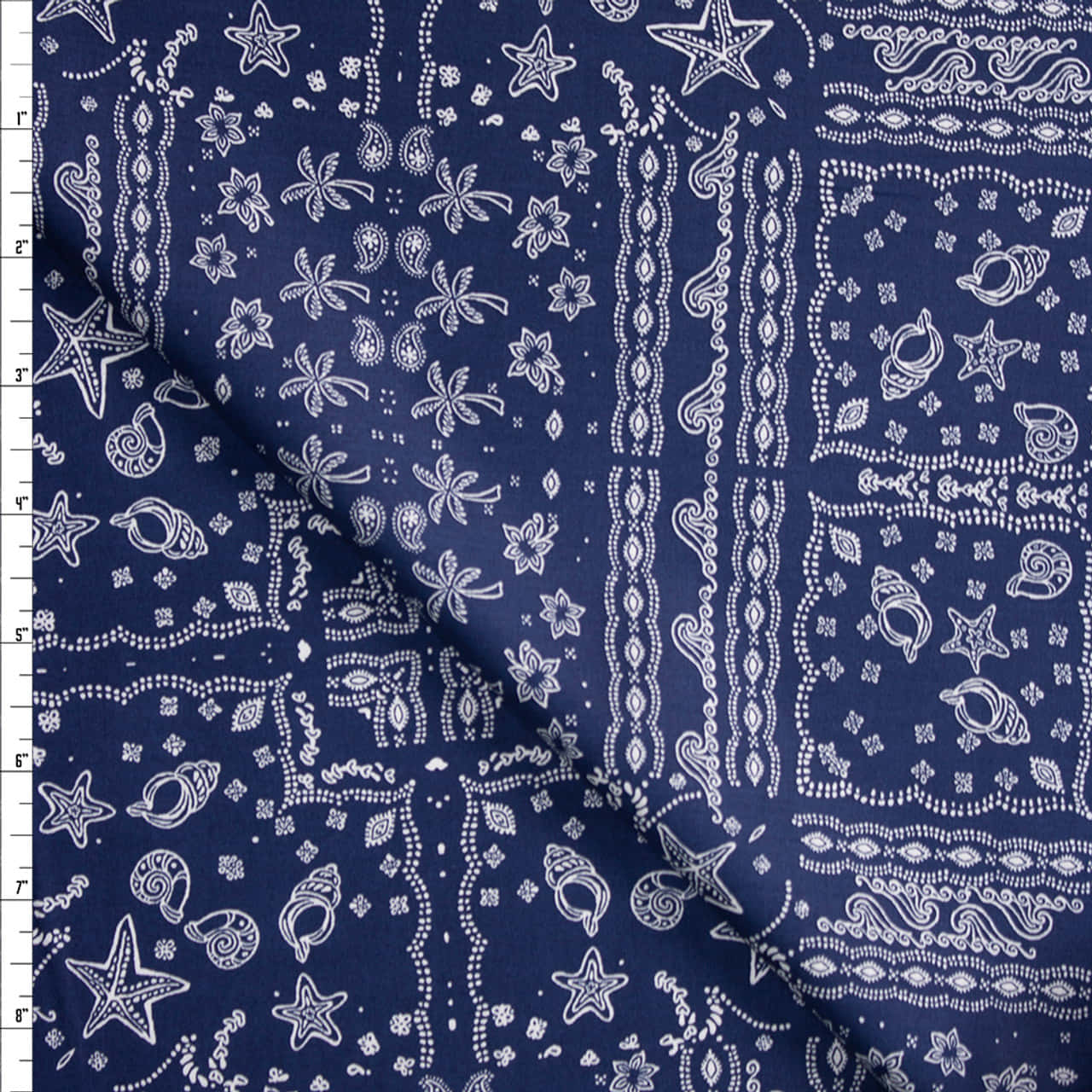bandana 桌布 壁紙 — 深藍色布料，帶有白色海星貝殼和花卉圖案，重複的頭巾風格。