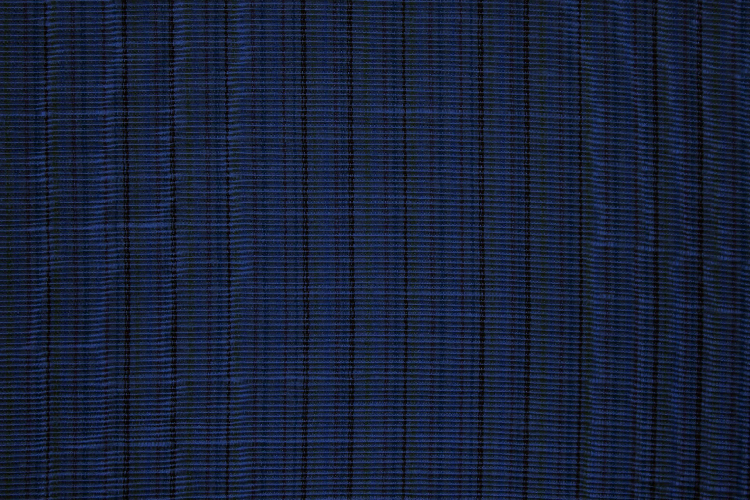 Dark Blue Pattern 桌布 壁紙 — 深藍色布料特寫，帶有細緻的垂直黑色條紋，形成質感圖案。