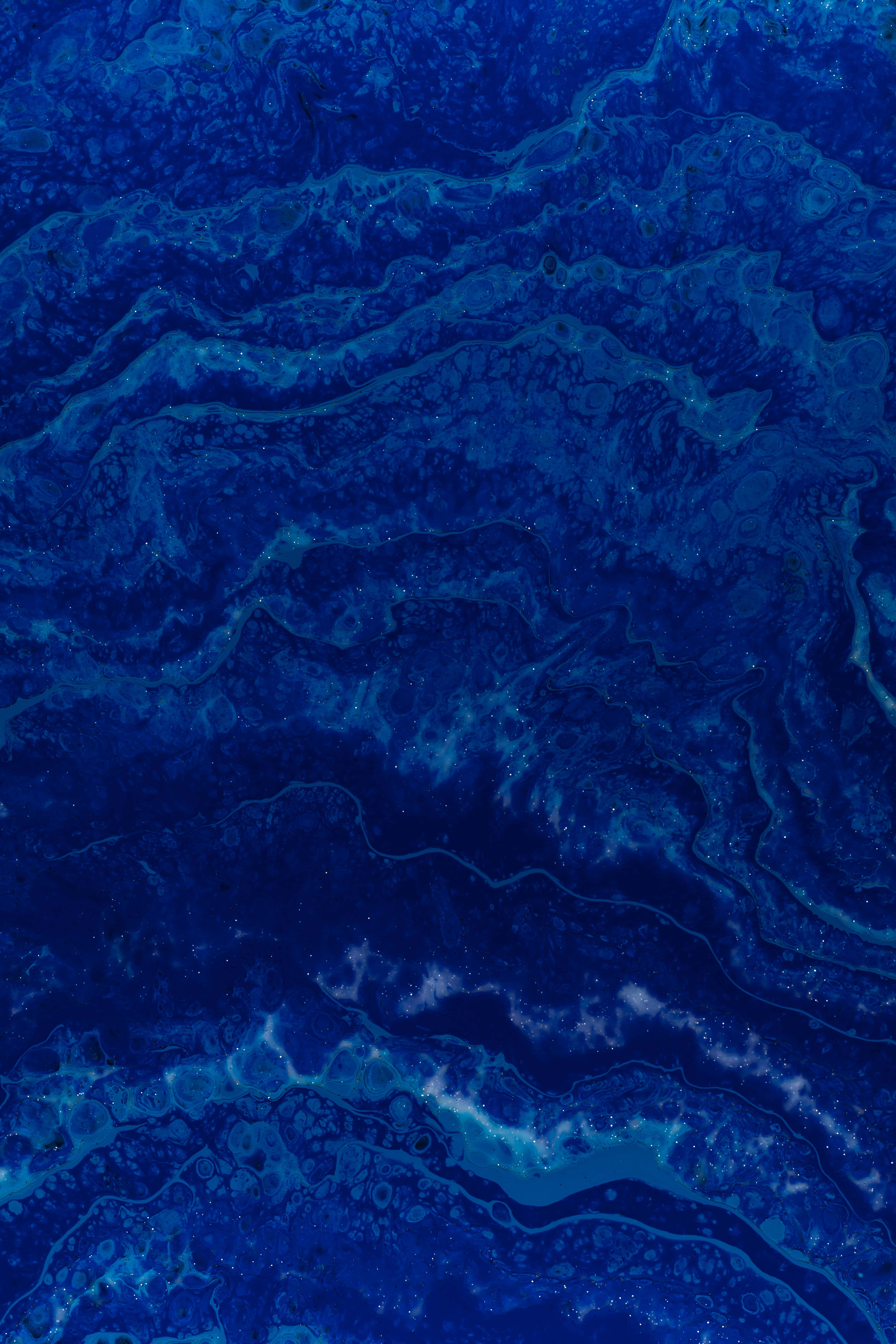 Blue Pattern 桌布 壁紙 — 深藍色抽象流體藝術，帶有漩渦圖案和閃爍亮點。