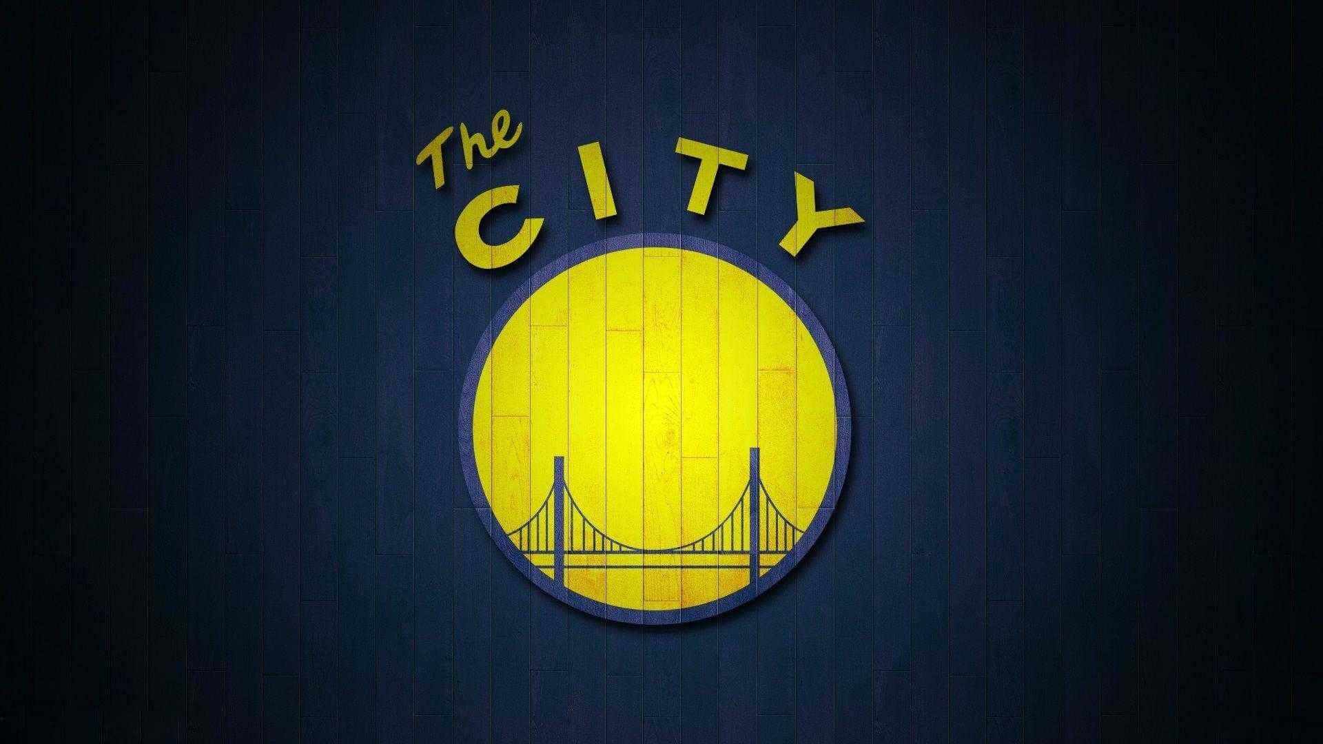 Golden State Warriors Logo 桌布 壁紙 — 深藍色木牆上帶有橋樑剪影的金黃色「The City」標誌。