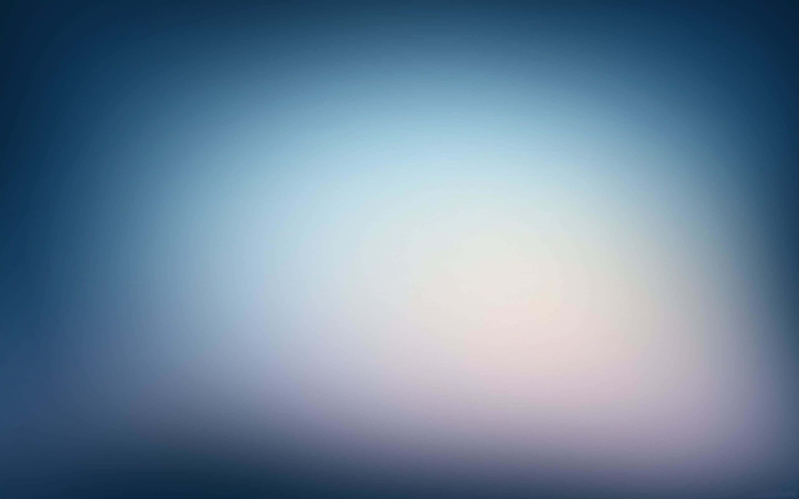 Calm 桌布 壁紙 — 深藍色柔和漸變至中央的淡白與粉紅，營造出寧靜的抽象光芒。