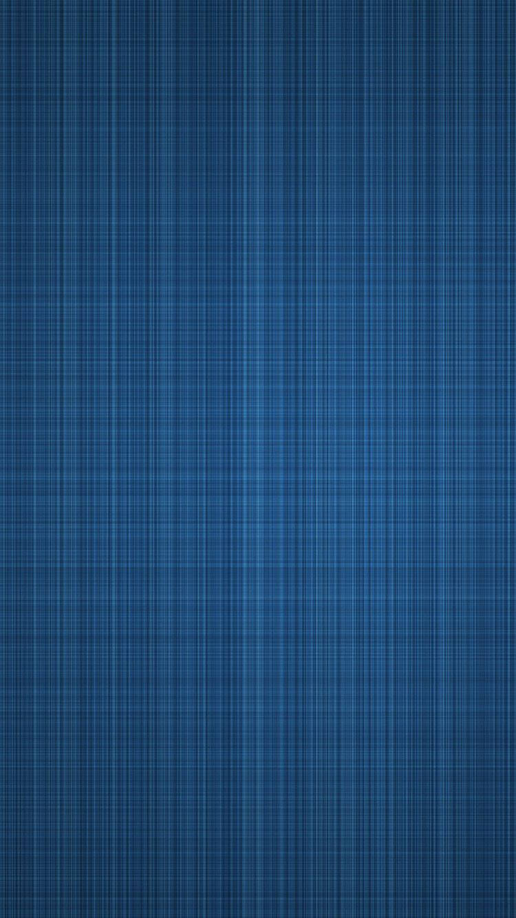 Blue iPhone 桌布 壁紙 — 深藍色格子圖案，帶有微妙的漸變和精細的交叉線條，營造出紋理壁紙效果。