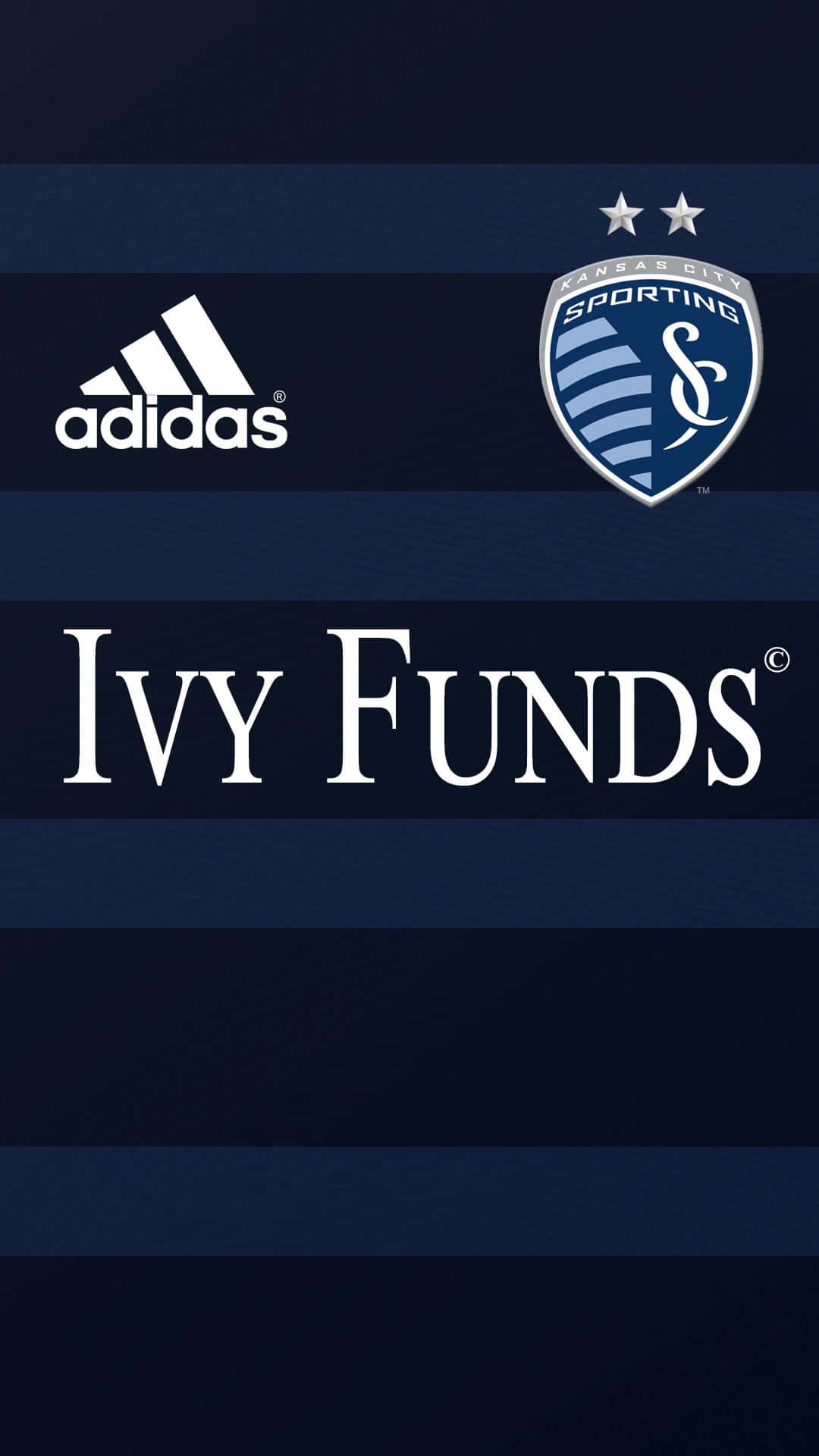 標誌 桌布 壁紙 — 深藍色條紋壁紙，上面有白色的 Kansas City Sporting 標誌、Adidas 標誌和 Ivy Funds 文字。