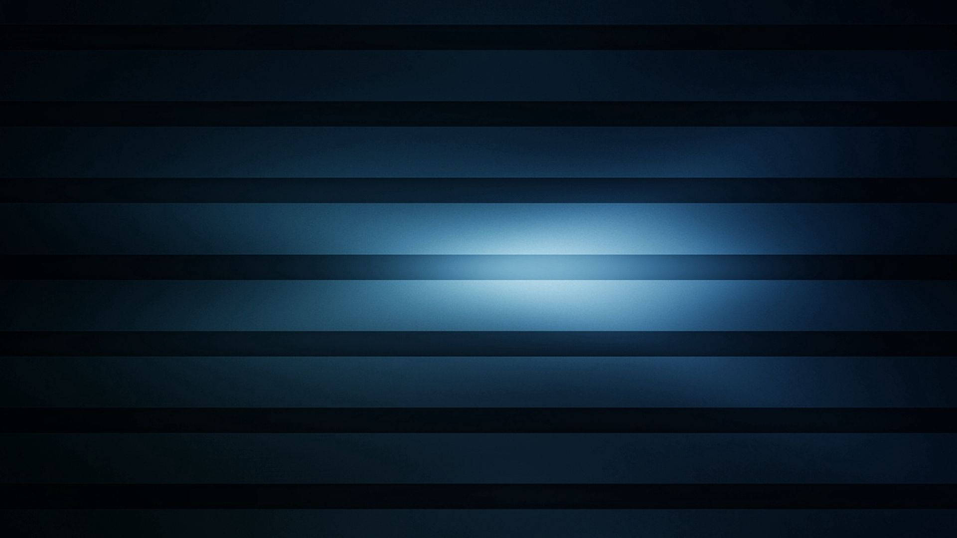 Striped 桌布 壁紙 — 深藍色水平條紋柔和發光，中央光束營造出寧靜的抽象圖案。