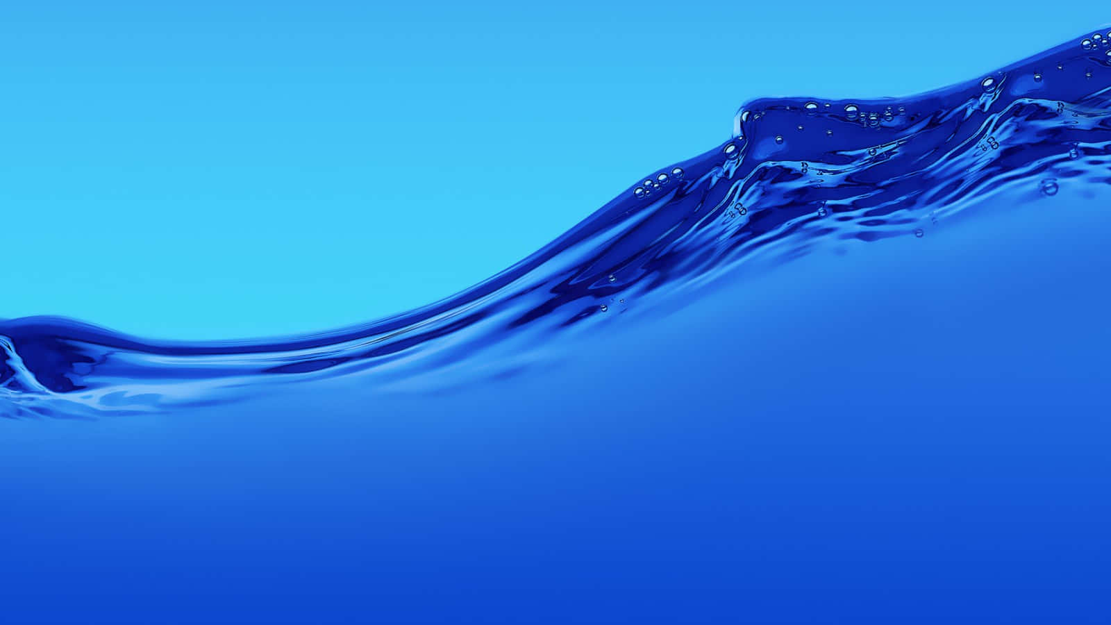 Ocean Water 桌布 壁紙 — 深藍色水的動態波浪在漸變天藍色背景上優雅彎曲，帶有閃爍的水滴。