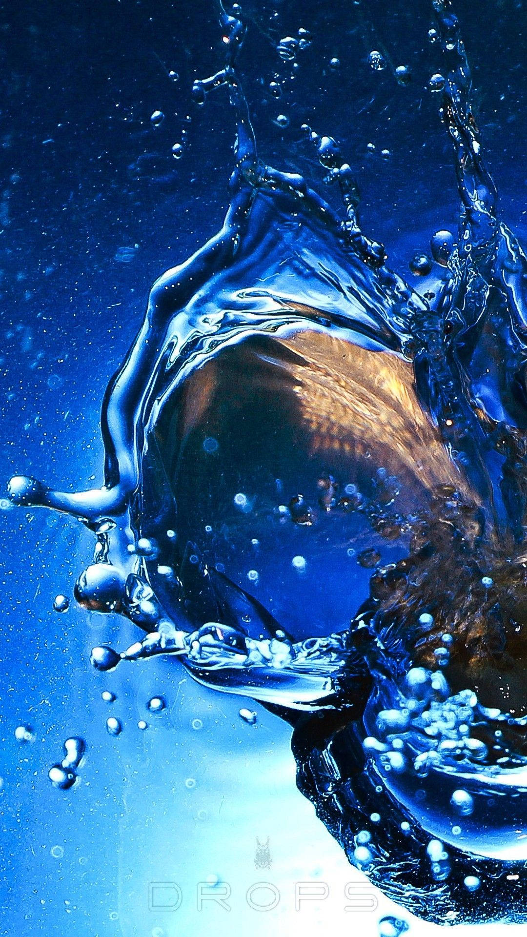 Smartphone 桌布 壁紙 — 深藍色水的動態飛濺捕捉了懸浮的水滴和氣泡，背景為漸變色。