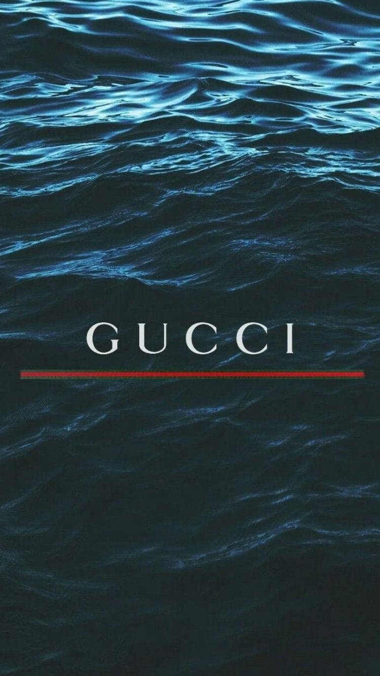 Gucci iPhone 桌布 壁紙 — 深藍色海浪在簡約的Gucci標誌下方泛起漣漪，標誌帶有紅色底線。