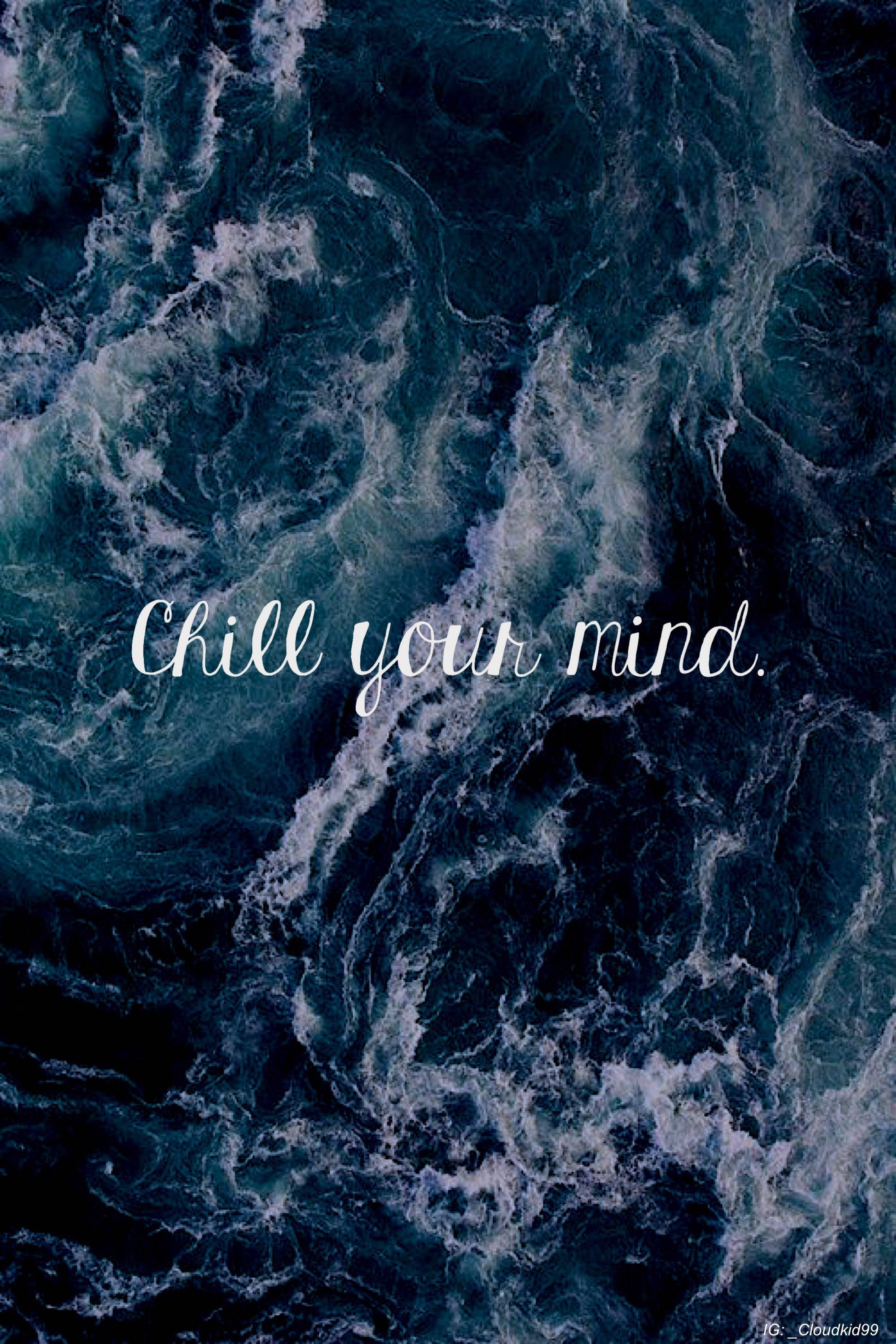 Chill 桌布 壁紙 — 深藍色海浪與白色泡沫在黑暗背景下旋轉，並以優雅字體寫有「chill your mind」字句。