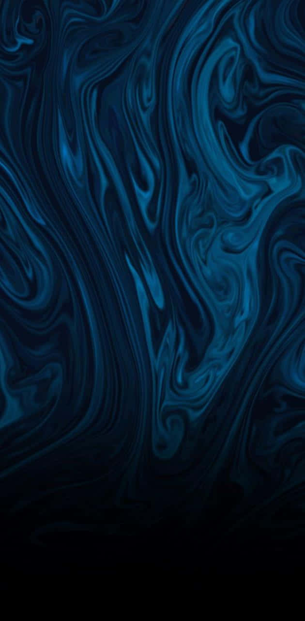 Light Blue Marble 桌布 壁紙 — 深藍色液體漩渦在深色背景下以優雅、催眠般的圖案流動。