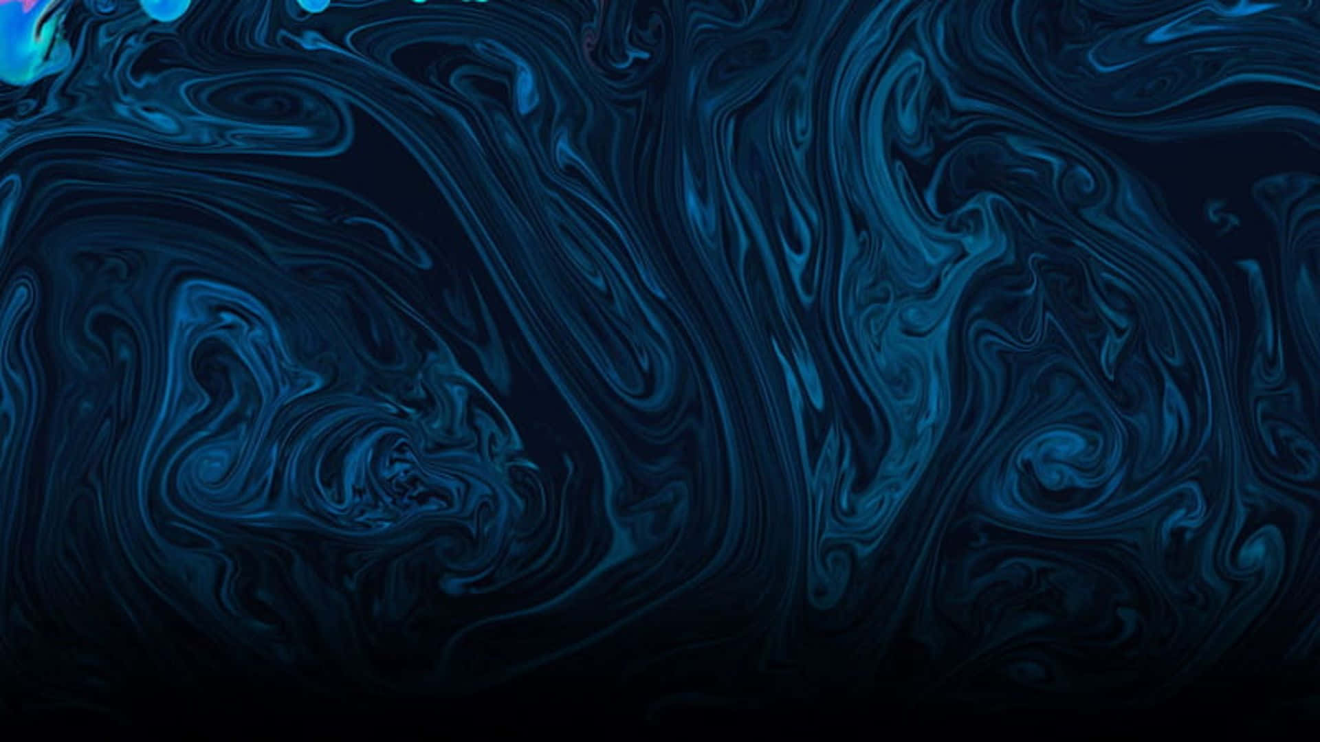 Blue Marble 桌布 壁紙 — 深藍色液體漩渦在黑暗背景下形成迷人的抽象圖案，帶有發光高光。